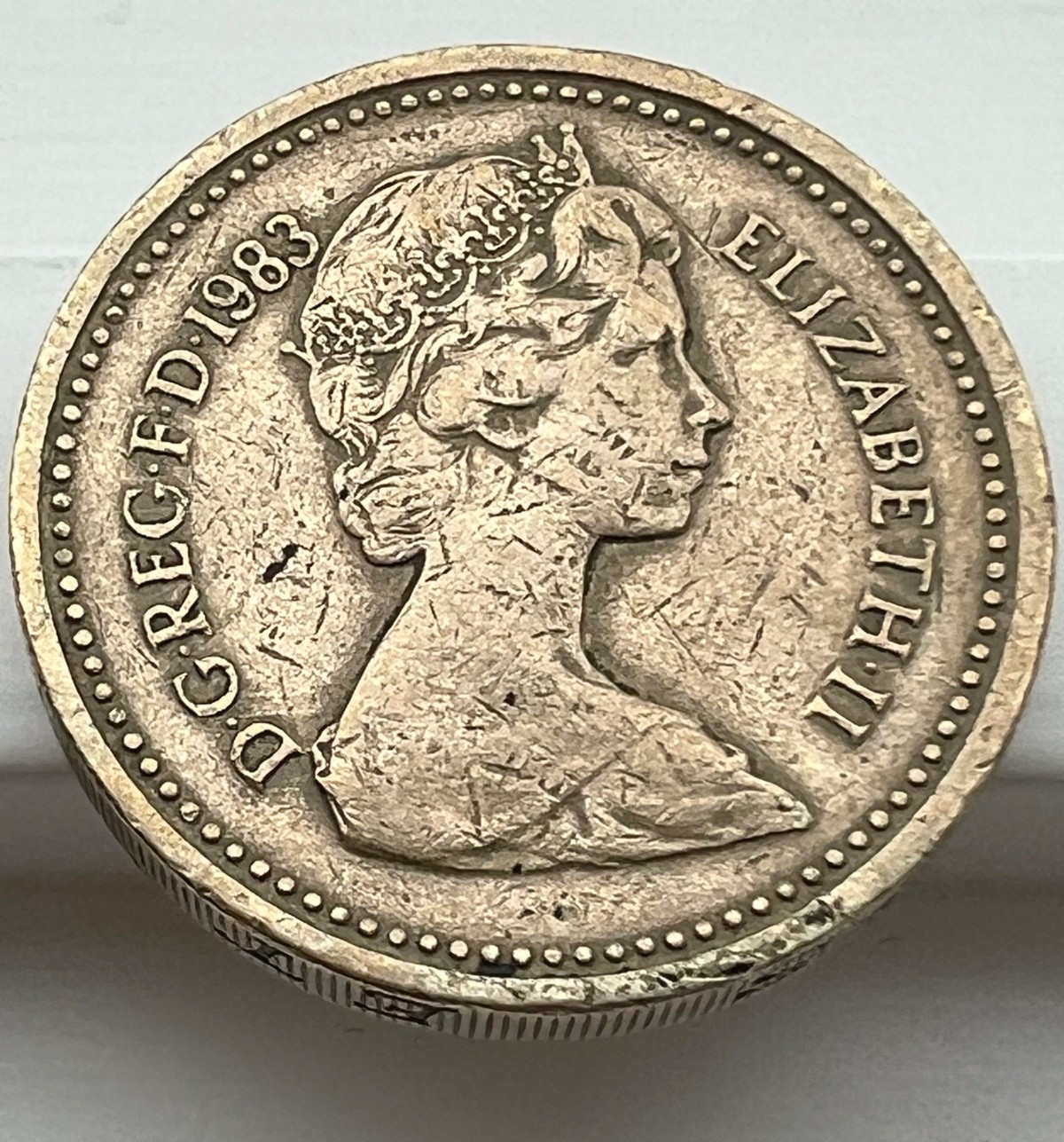 1983 One British Pound GB Queen Elizabeth II With Upside Down Error - Rare. 1983 One British Pound GB Queen Elizabeth II With Upside Down Error - Rare.