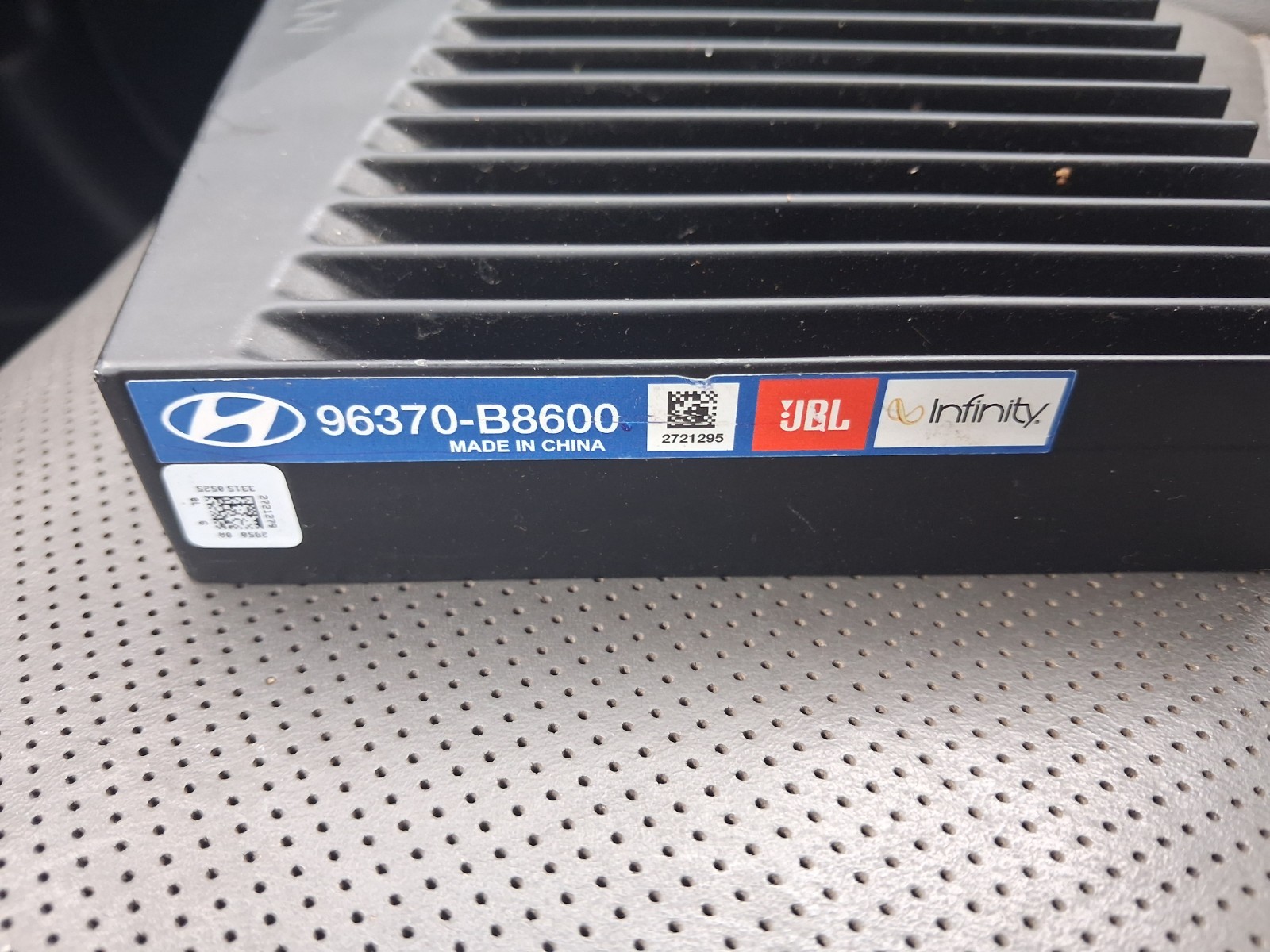 2017 - 2019 HYUNDAI SANTA FE AMPLIFIER - 36370-B8600 OEM 2017 - 2019 HYUNDAI SANTA FE AMPLIFIER - 36370-B8600 OEM