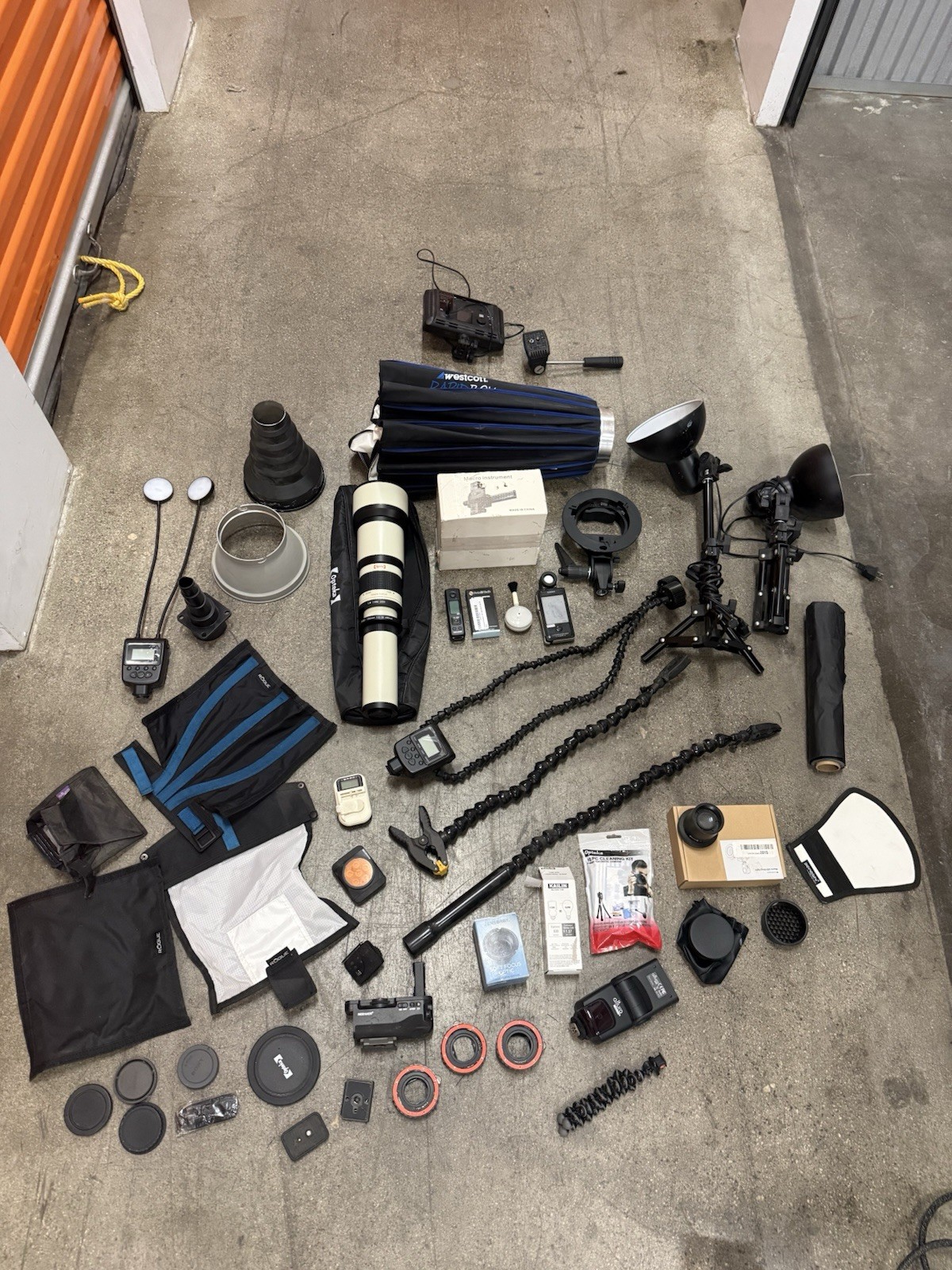 Huge Photography & Studio Lighting Gear Lot - Telephoto Lens, Flash, Softbox Huge Photography & Studio Lighting Gear Lot - Telephoto Lens, Flash, Softbox