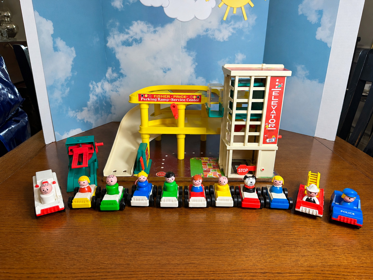 VTG FISHER PRICE LITTLE PEOPLE PARKING WHITE RAMP GARAGE #930 with lots EXTRAS