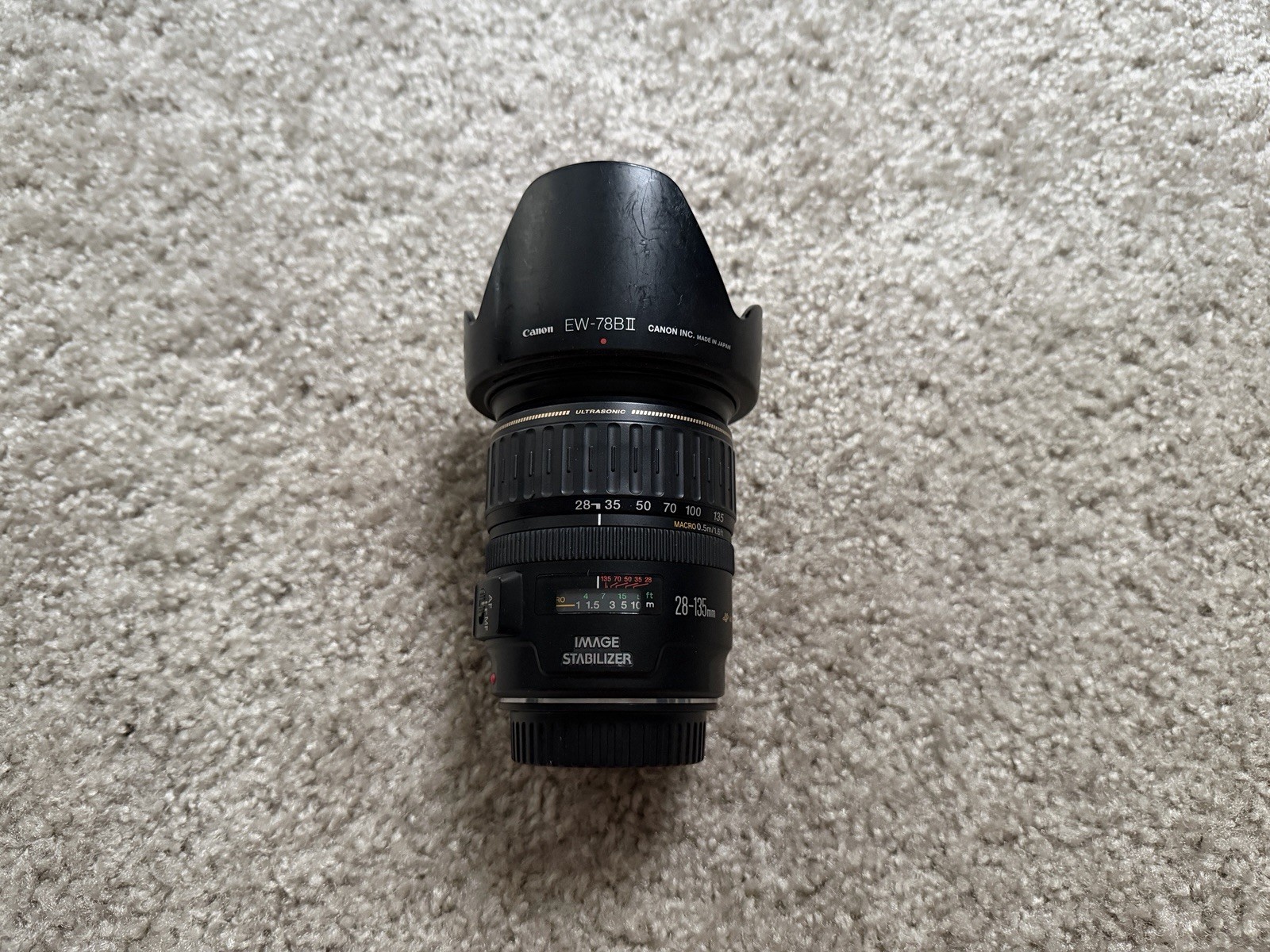 Canon EF 28 mm -135 mm f/3.5-5.6 IS USM - Black Canon EF 28 mm -135 mm f/3.5-5.6 IS USM - Black