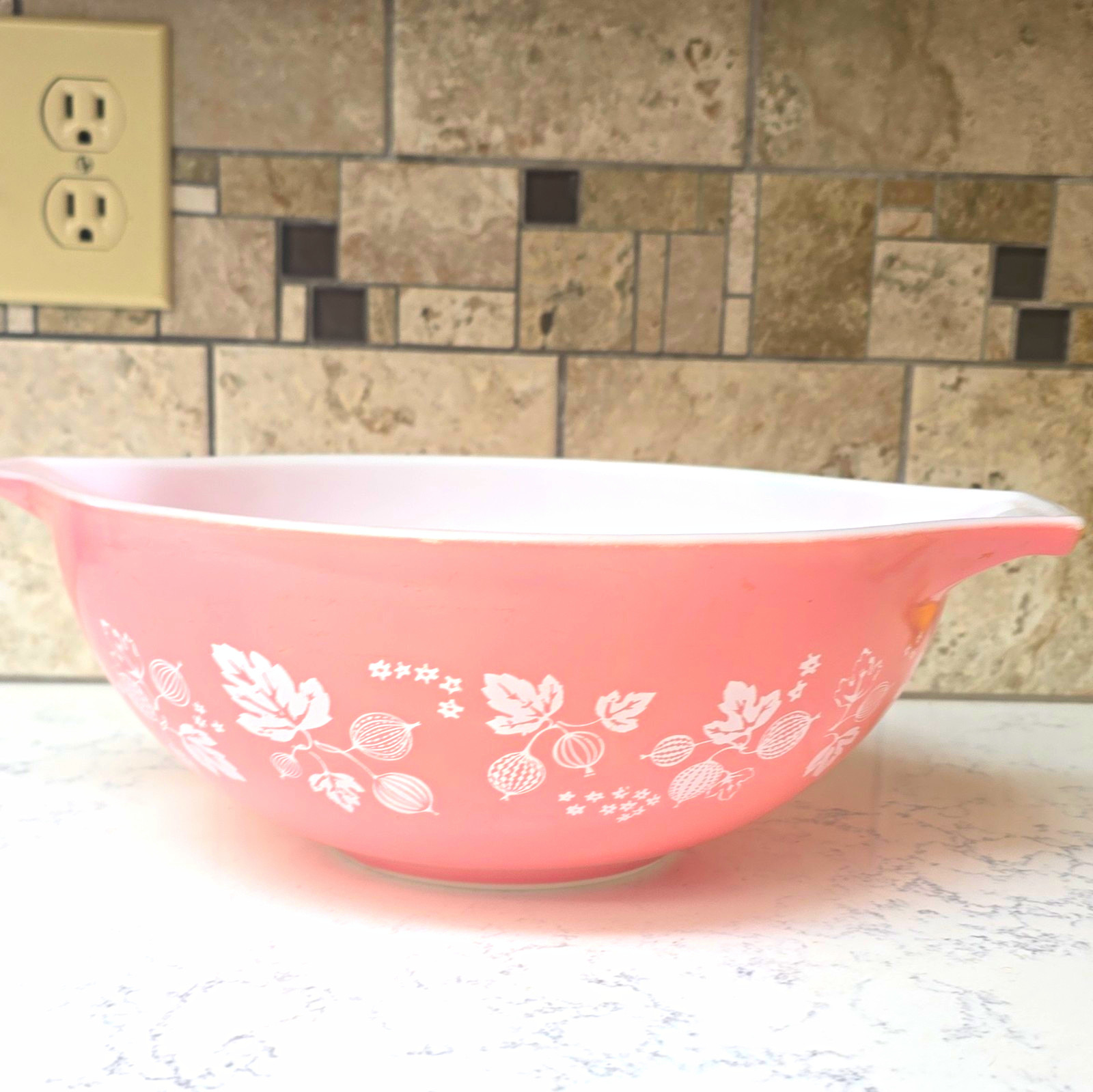 Pyrex Vintage Pink Gooseberry 9in 2.5qt Glass Mixing Bowl Pour Spout Floral Pyrex Vintage Pink Gooseberry 9in 2.5qt Glass Mixing Bowl Pour Spout Floral