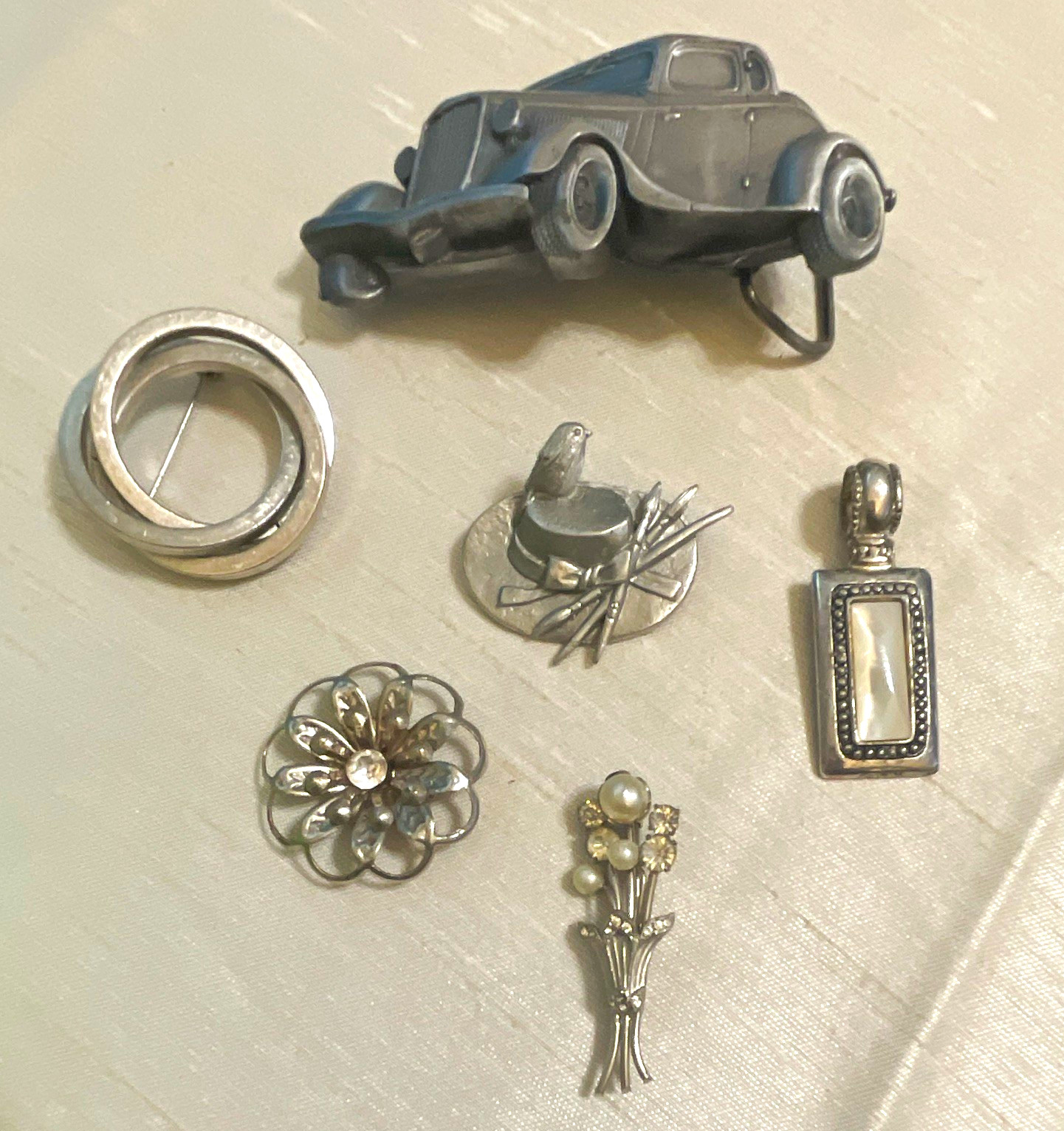 Vintage Metal Jewelry Lot Brooches Pins & Pendant w/ Pearl, Approx. 3 in Vintage Metal Jewelry Lot Brooches Pins & Pendant w/ Pearl, Approx. 3 in
