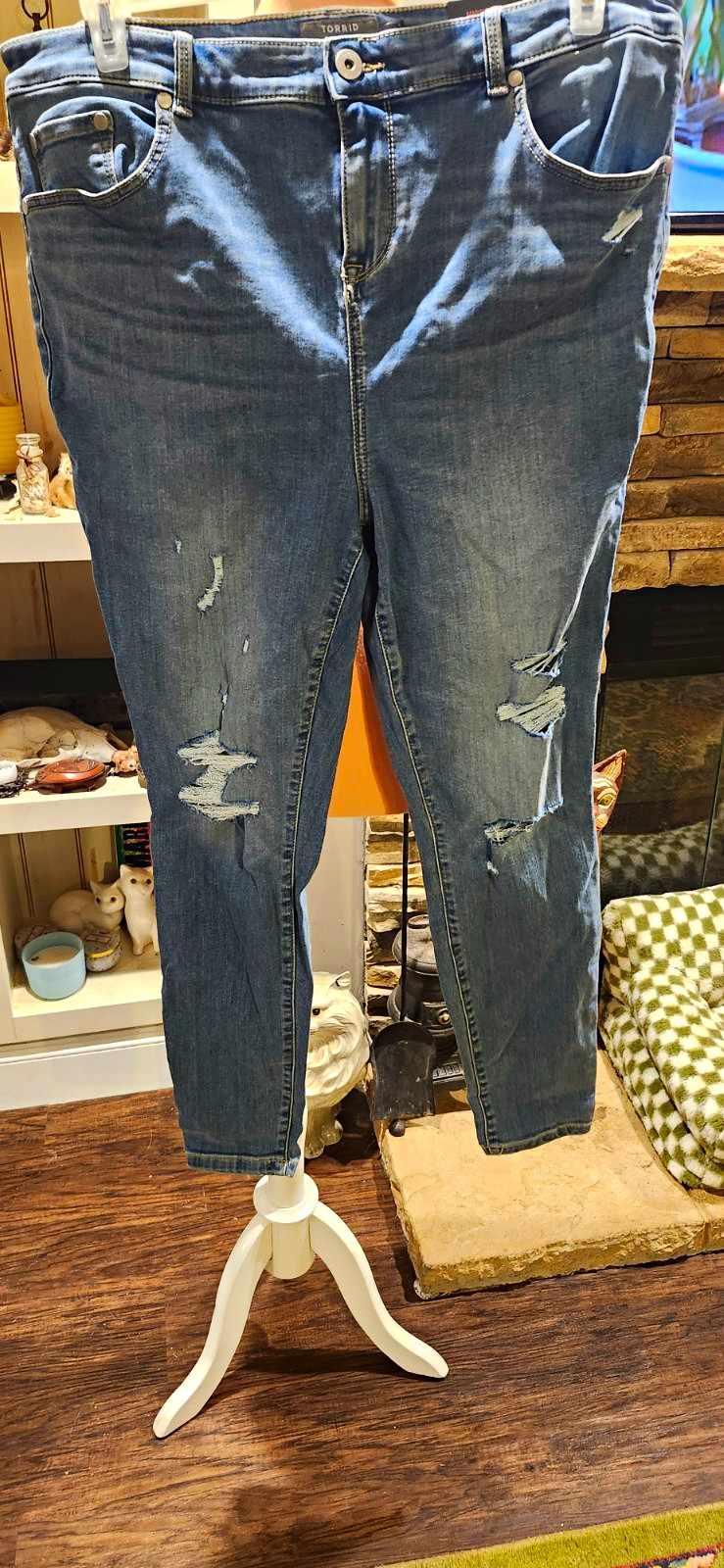 Torrid #FeelTheFit Mid Rise Midfit Skinny Jeans Medium Wash Distress Stretch 18 Torrid #FeelTheFit Mid Rise Midfit Skinny Jeans Medium Wash Distress Stretch 18