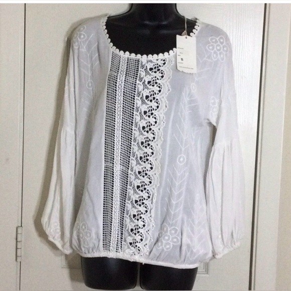 Monoreno long sleeve embroidered blouse. NWT, Size Small Monoreno long sleeve embroidered blouse. NWT, Size Small