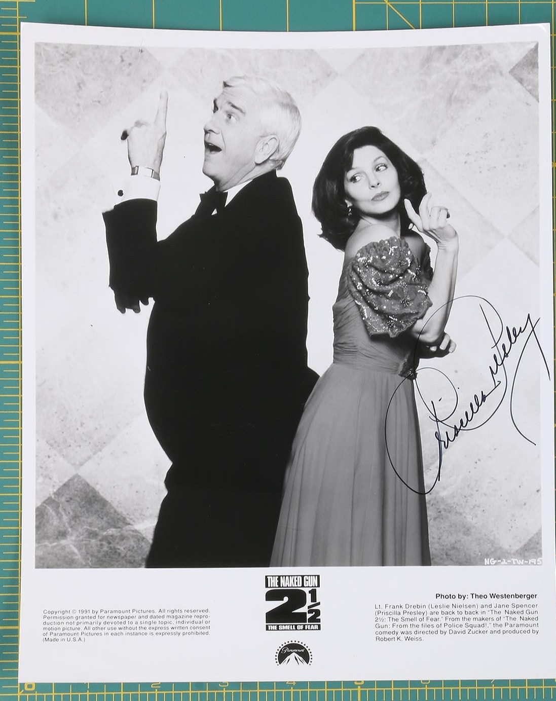 PRISCILLA PRESLEY Signed Naked Gun 2/5 Publicity Photo 100% AUTHENTIC 8X10 * PRISCILLA PRESLEY Signed Naked Gun 2/5 Publicity Photo 100% AUTHENTIC 8X10 *