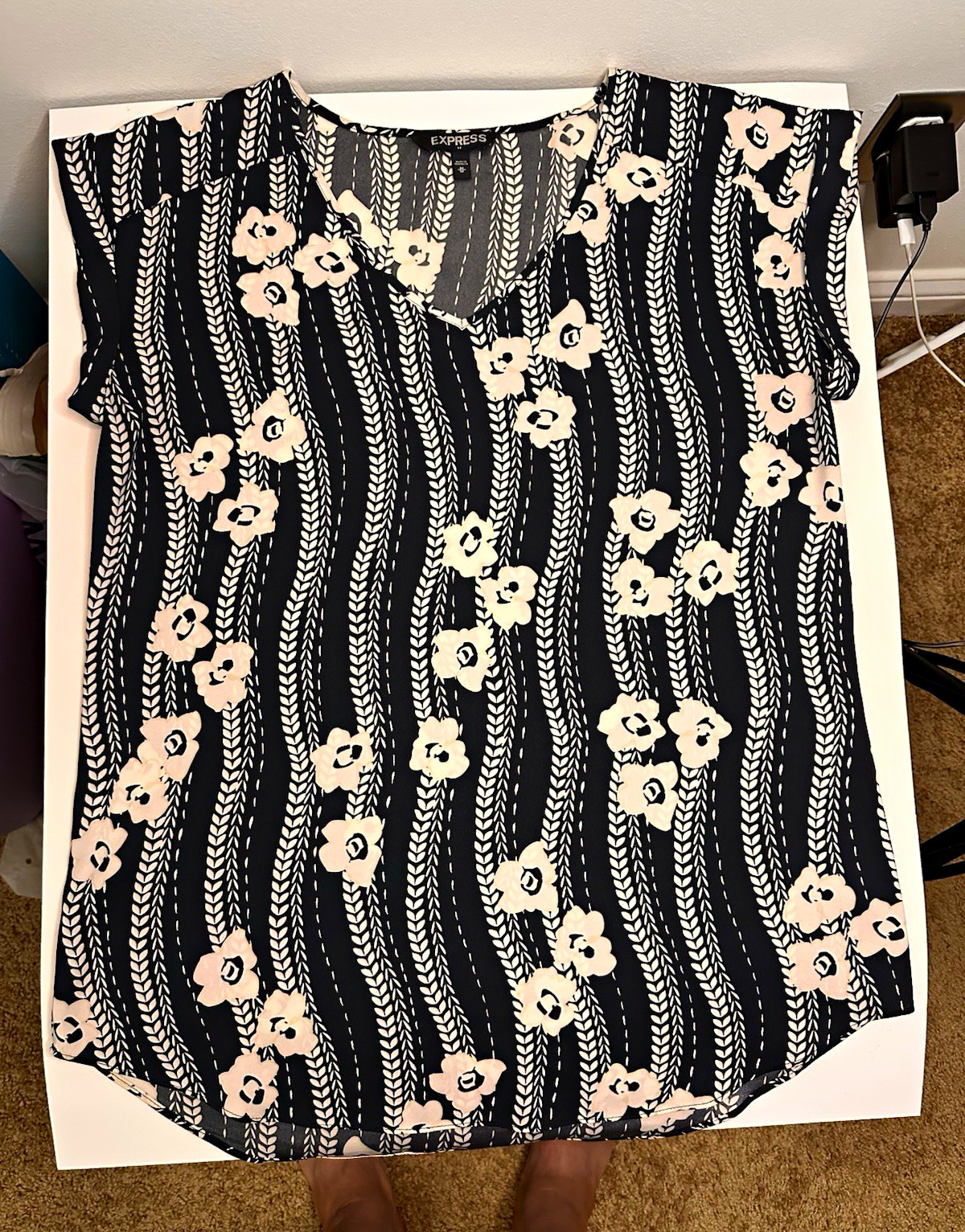 Express black white floral V-neck cap sleeve pleated woven blouse sz M Express black white floral V-neck cap sleeve pleated woven blouse sz M