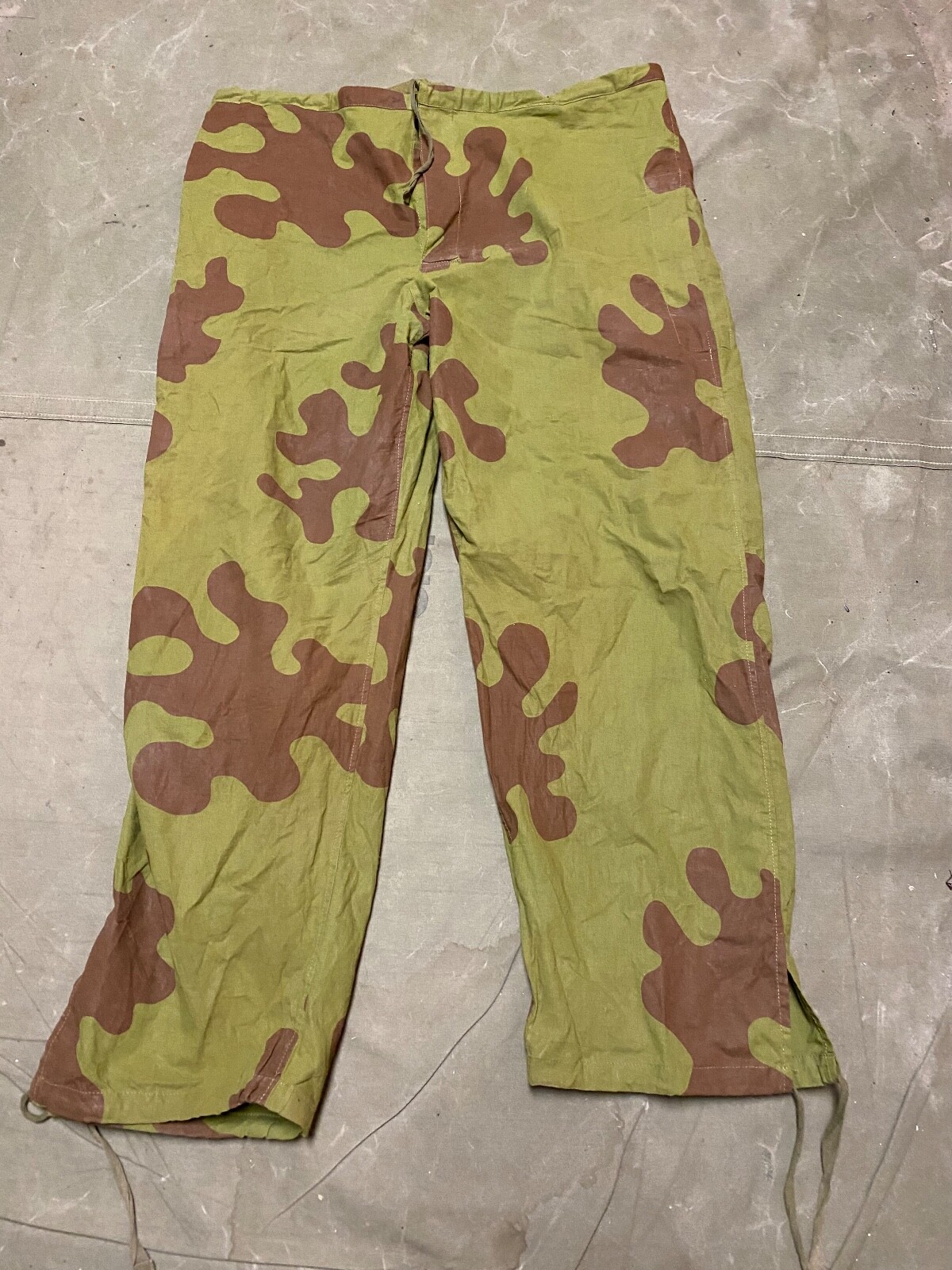 WWII SOVIET RUSSIAN AMEBA SPRING CAMO COMBAT FIELD OVER TROUSERS-SIZE 1, 30-36W WWII SOVIET RUSSIAN AMEBA SPRING CAMO COMBAT FIELD OVER TROUSERS-SIZE 1, 30-36W