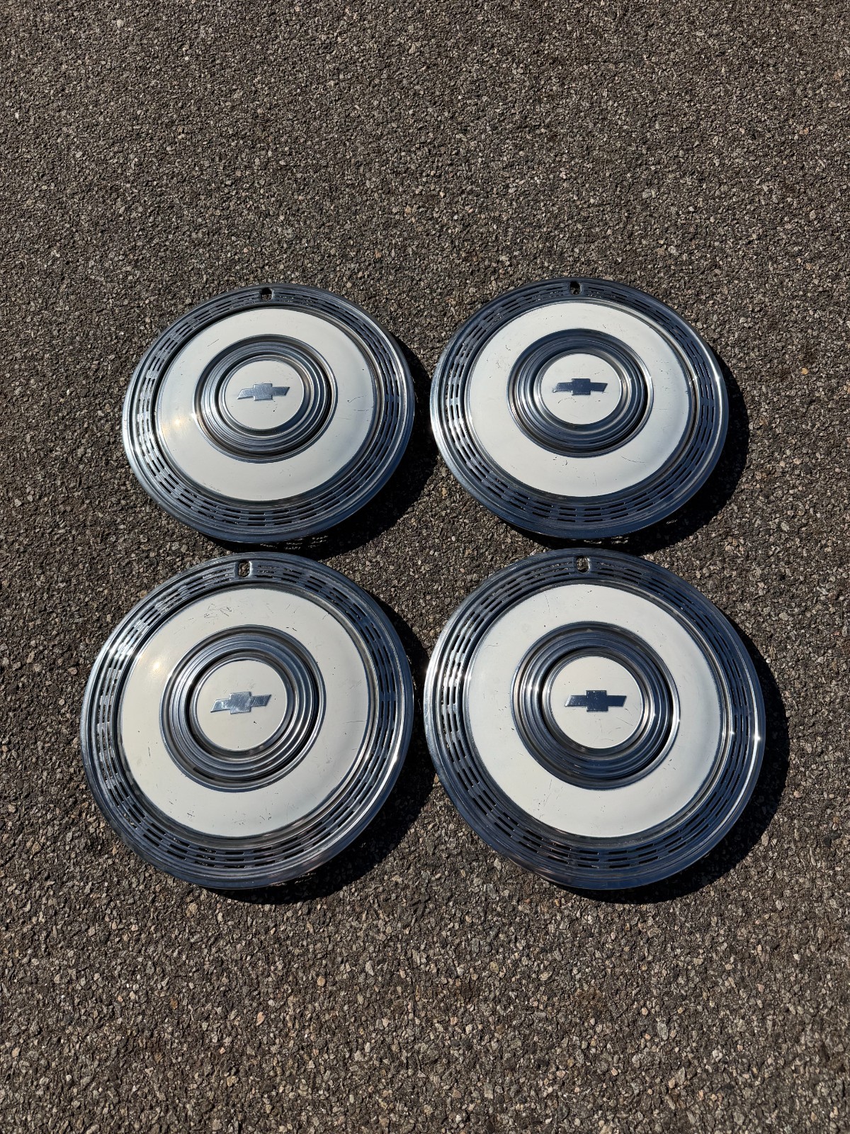 Genuine 1970 Chevy Impala Monte Carlo 15 inch hubcaps wheel covers white nice