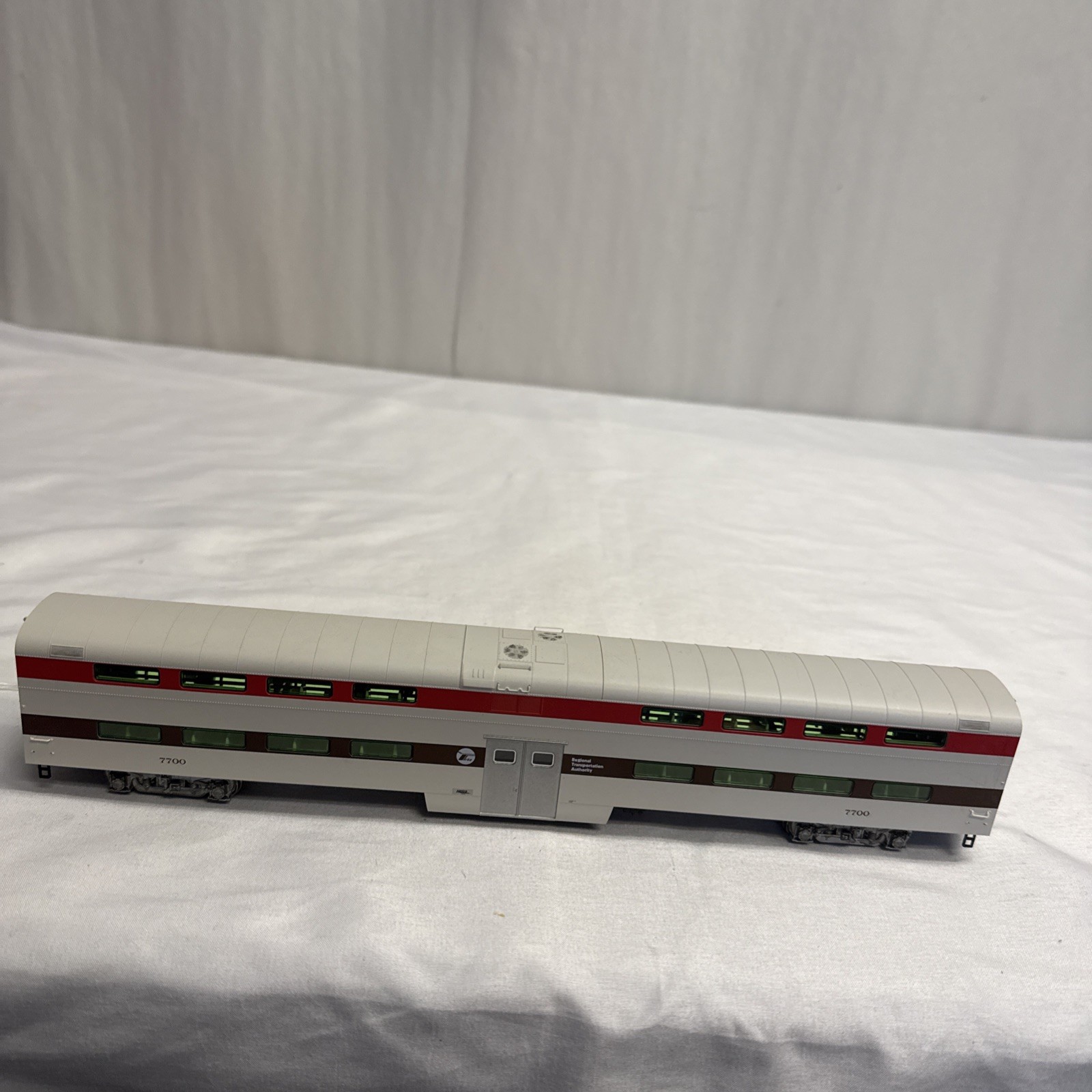 Regional Transportation Authority Rd# 7700 Kato HO Scale Bi-Level Coach Car (NB) Regional Transportation Authority Rd# 7700 Kato HO Scale Bi-Level Coach Car (NB)