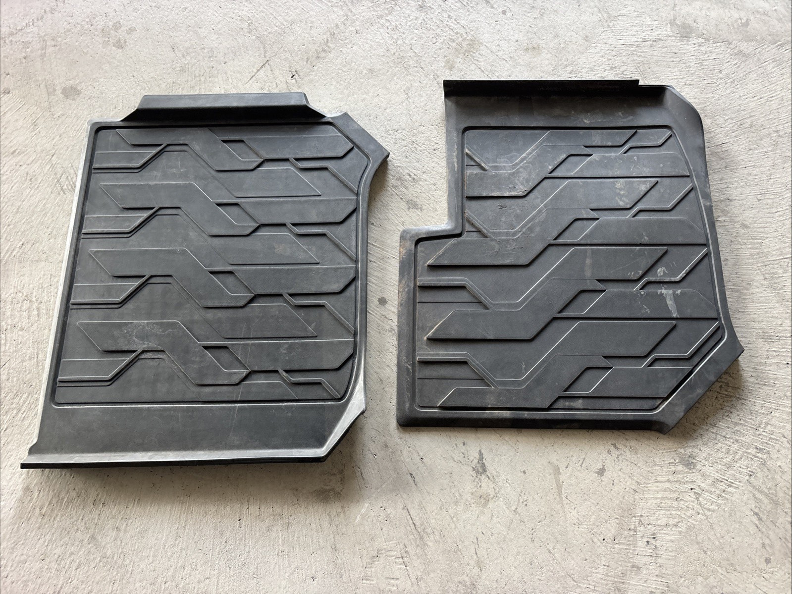 2018-2024 VOLVO VNL 860/760 OEM FLOOR MAT SET 84585786 / 22324326