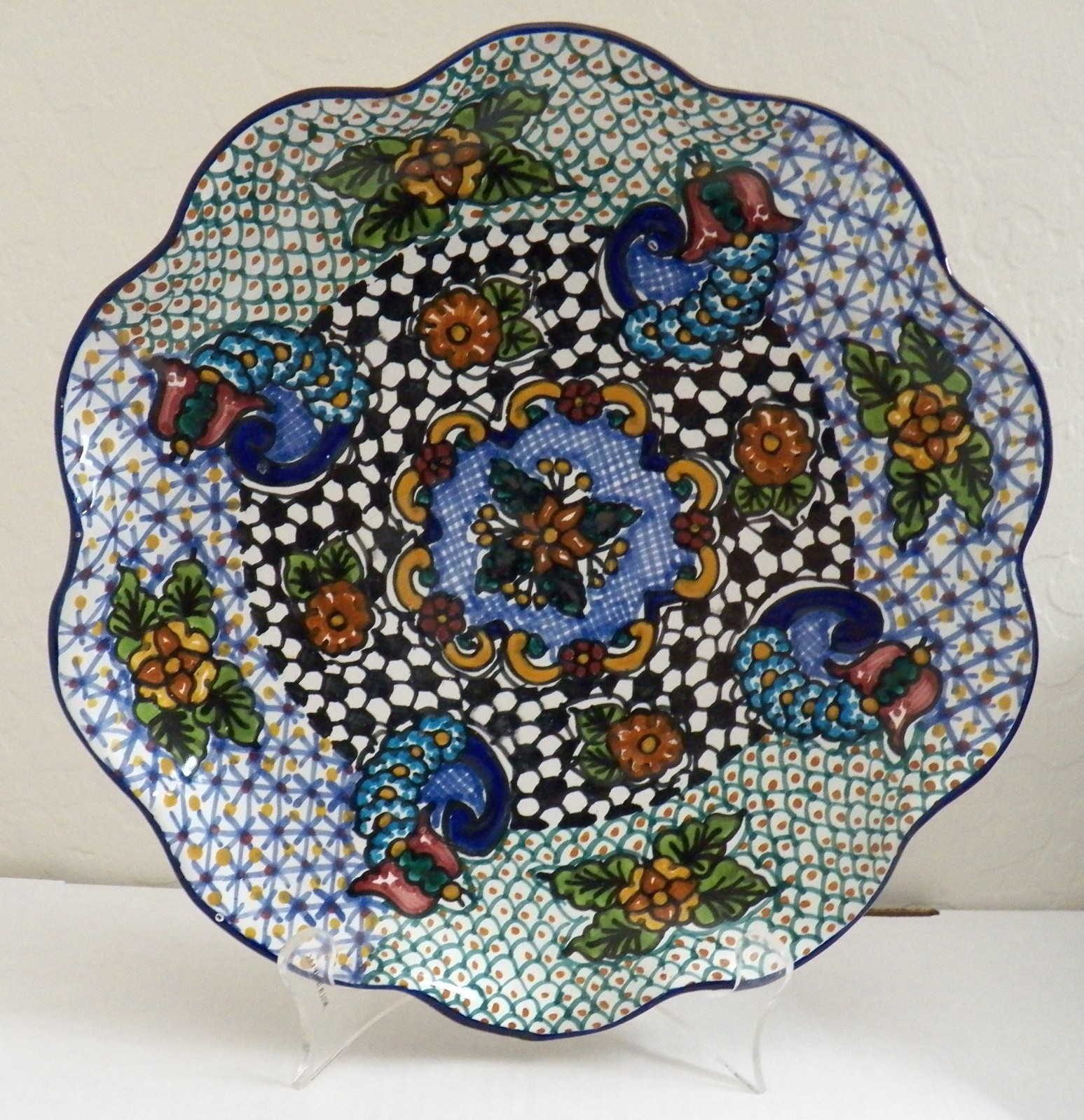 Talavera 11.5” Fluted Hand painted Mexican Pottery Plate Signed V. Perez Talavera 11.5” Fluted Hand painted Mexican Pottery Plate Signed V. Perez