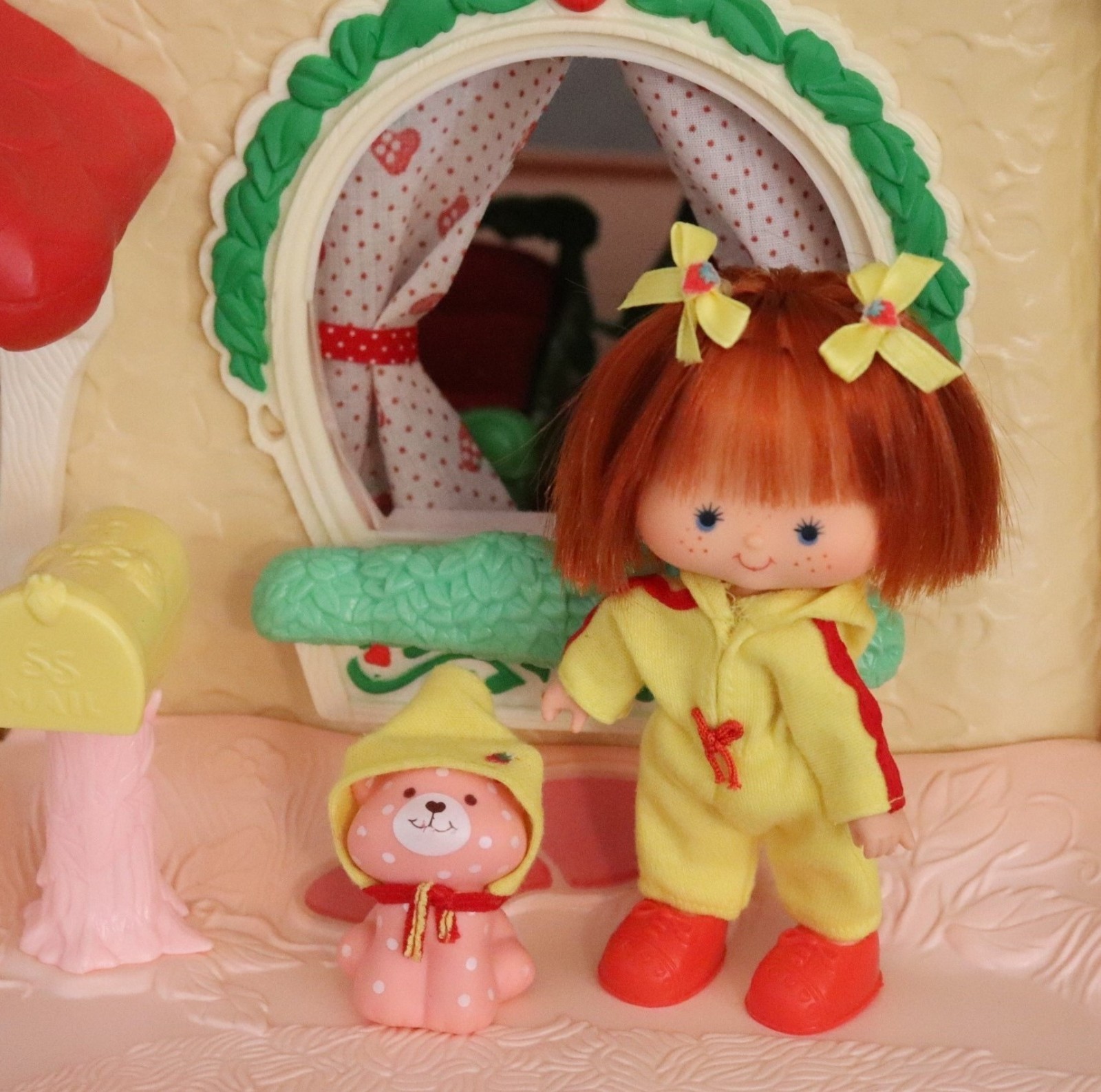 Vintage Strawberry Shortcake Doll & Custard Cat Pet in Berry Wear Berry Quick Vintage Strawberry Shortcake Doll & Custard Cat Pet in Berry Wear Berry Quick