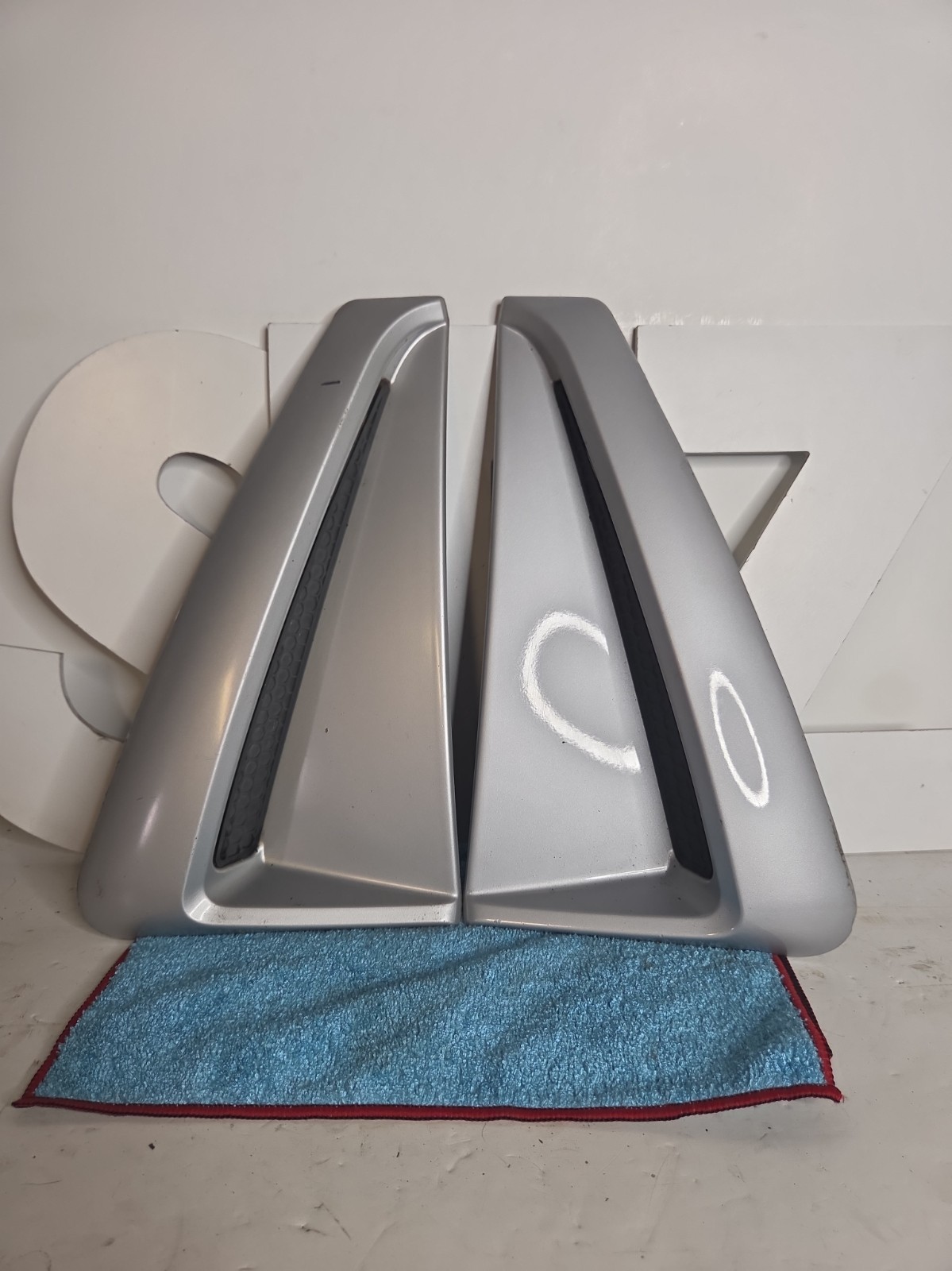 1999-2004 mustang base side scoops silver GREAT CONDITION 