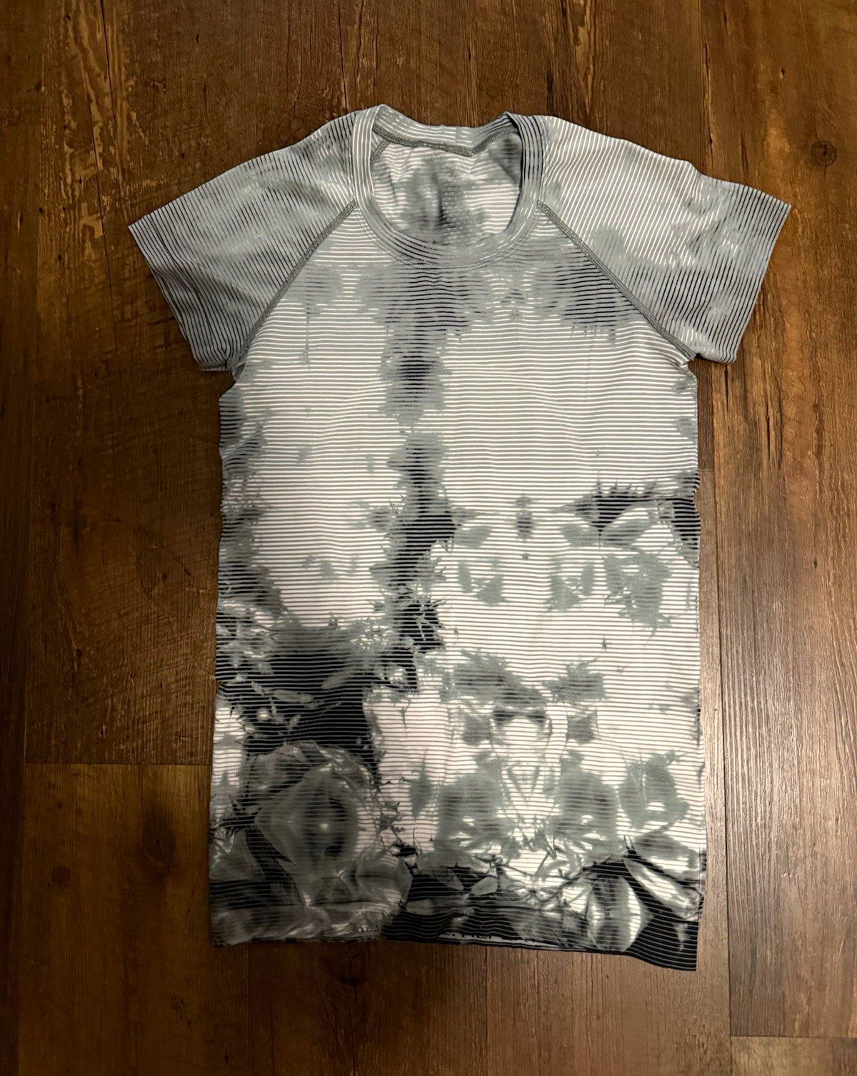 Lululemon Women’s Swiftly Tie-Dye Shirt Breathable Stretch Size 6 Lululemon Women’s Swiftly Tie-Dye Shirt Breathable Stretch Size 6