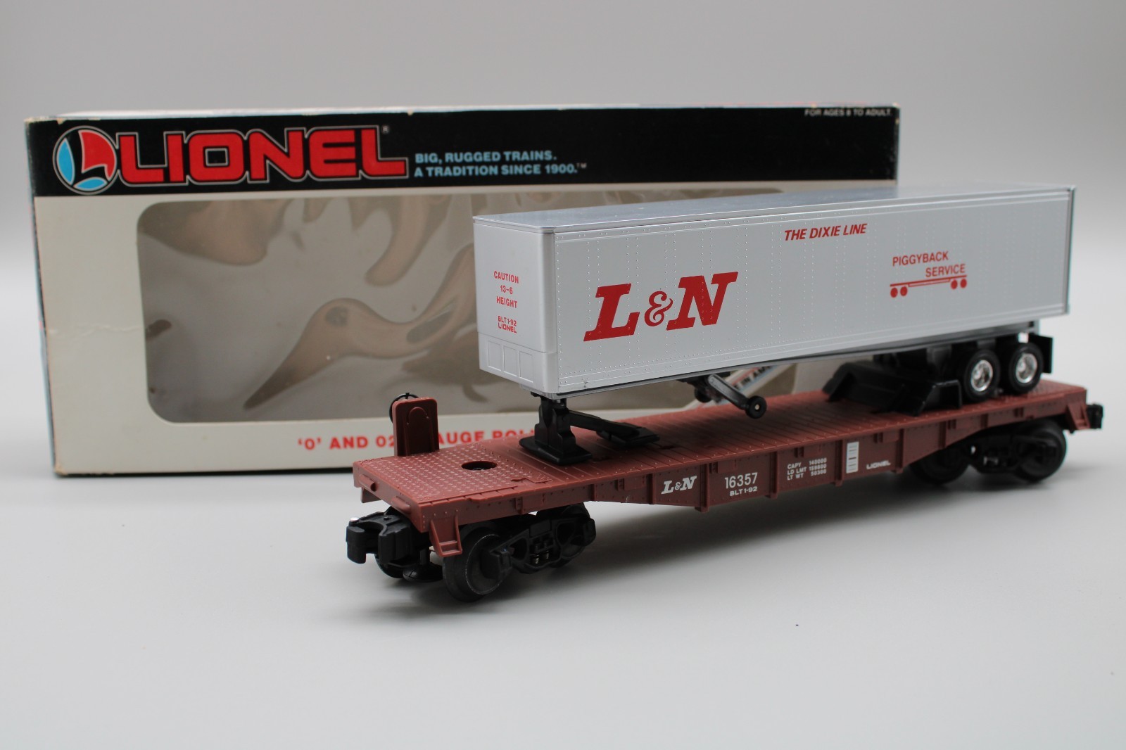 O/O-27 Lionel 16357 Louisville & Nashville Flat Car with trailer in box