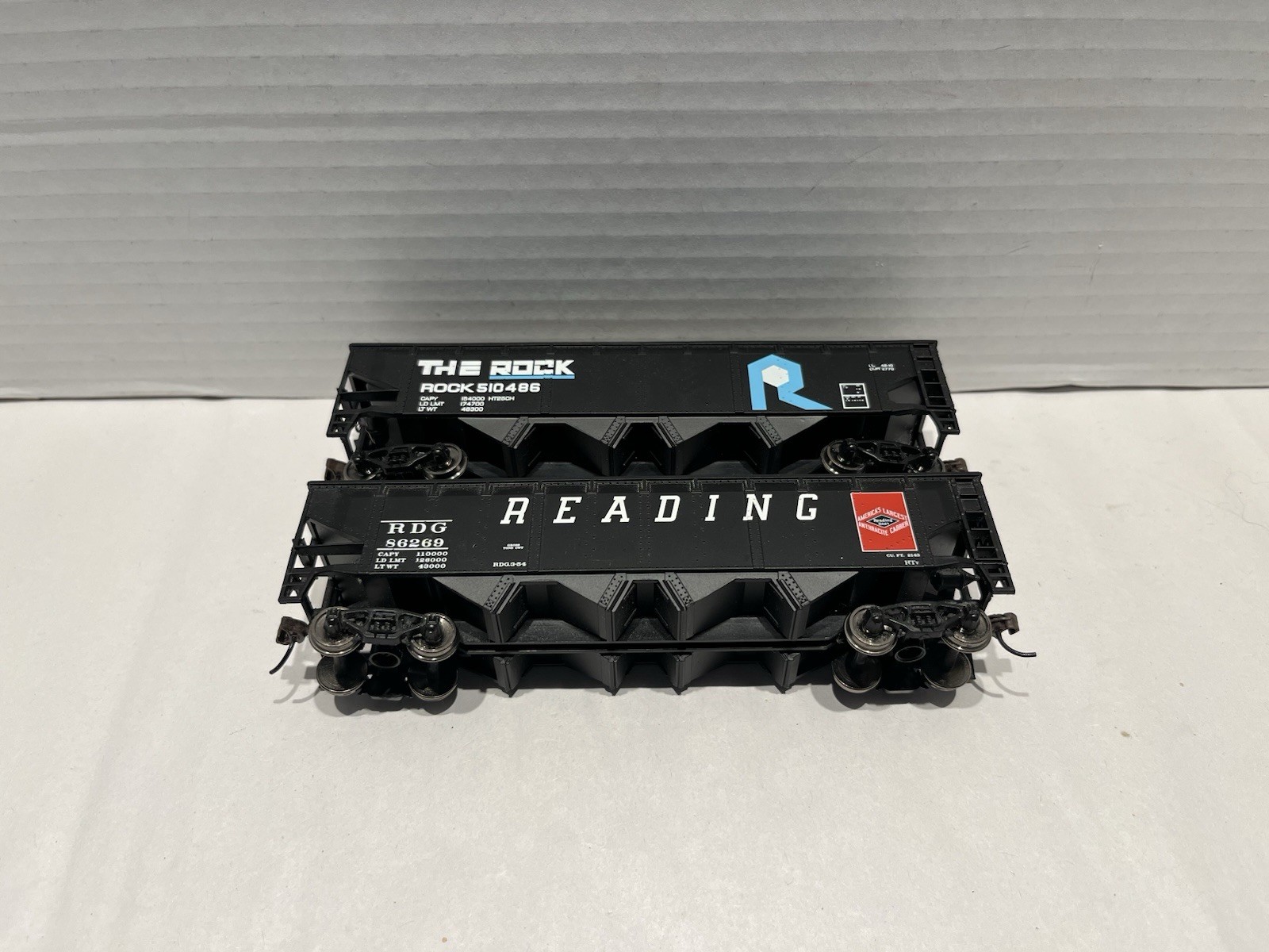 Two Walthers Mainline Four Bay Open Hoppers Reading & Rock Island 