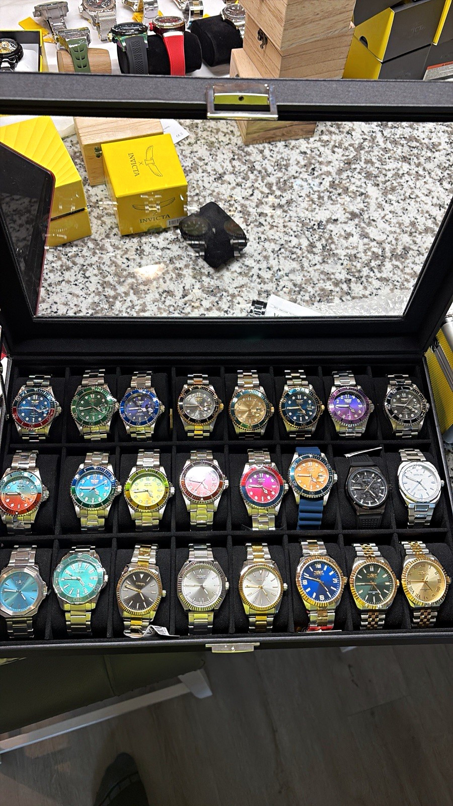 Invicta Men\'s Watch Lot Assorted Wristwatches in Display Case Invicta Men\'s Watch Lot Assorted Wristwatches in Display Case