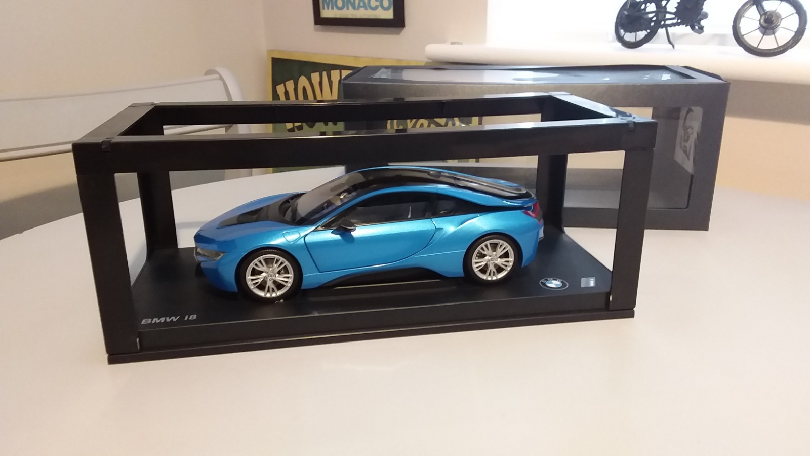 PARAGON 1:18 SCALE BMW i 8 In Protonic BLUE PARAGON 1:18 SCALE BMW i 8 In Protonic BLUE