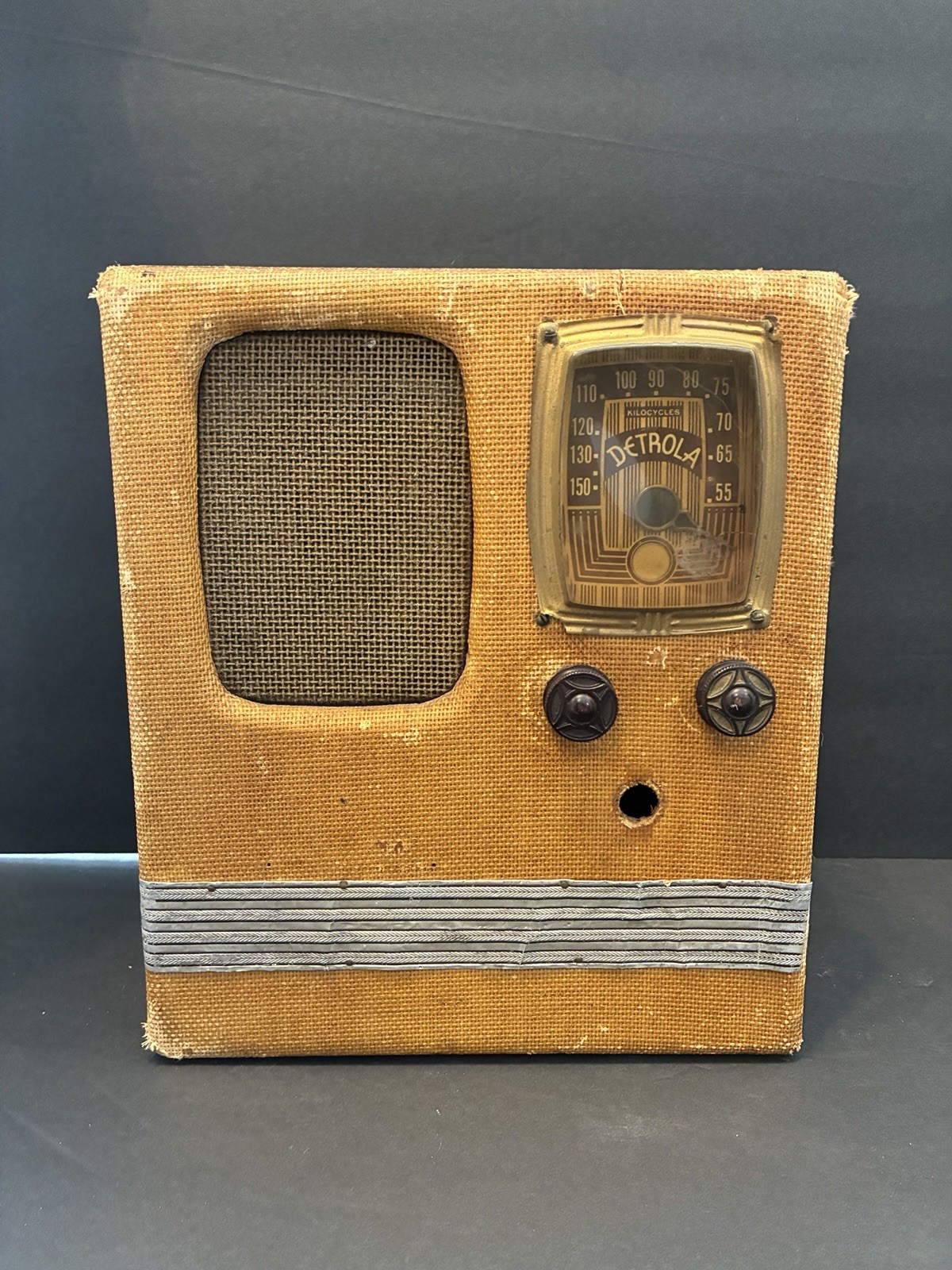Vintage 1939 Detrola Pee Wee Portable Suitcase Style Tube Radio Model # 282 Vintage 1939 Detrola Pee Wee Portable Suitcase Style Tube Radio Model # 282