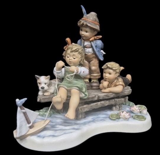 HUMMEL “SAILING LESSON” HUM 2290 MOMENTS IN TIME COLLECTION 2008 MINT NO BOX
