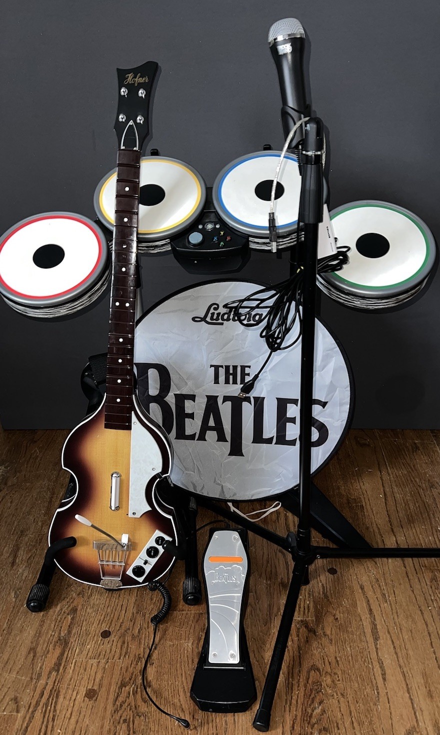 Xbox 360 Beatles Rock Band Ludwig Drums & Höfner Bass Guitar Bundle Game Dongle Xbox 360 Beatles Rock Band Ludwig Drums & Höfner Bass Guitar Bundle Game Dongle