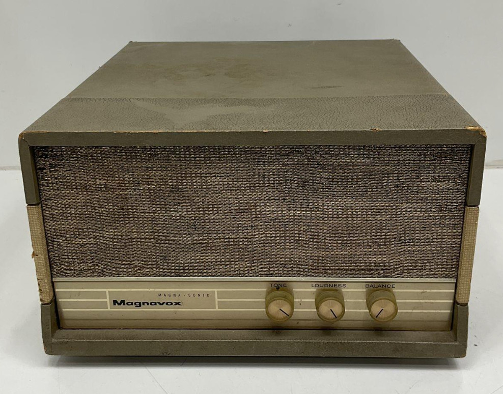 Magnavox Micromatic Stereo Record Player Model 1CP231. Powers on.
