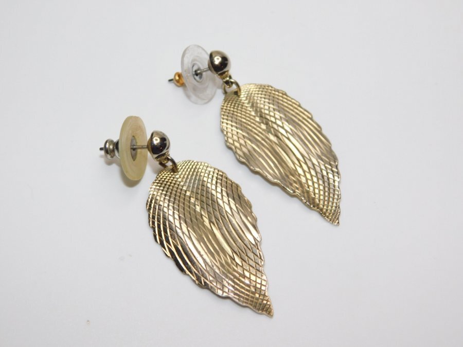 A247-VINTAGE PIERCED EARRINGS~GOLD TONE~LEAVES~1.5\