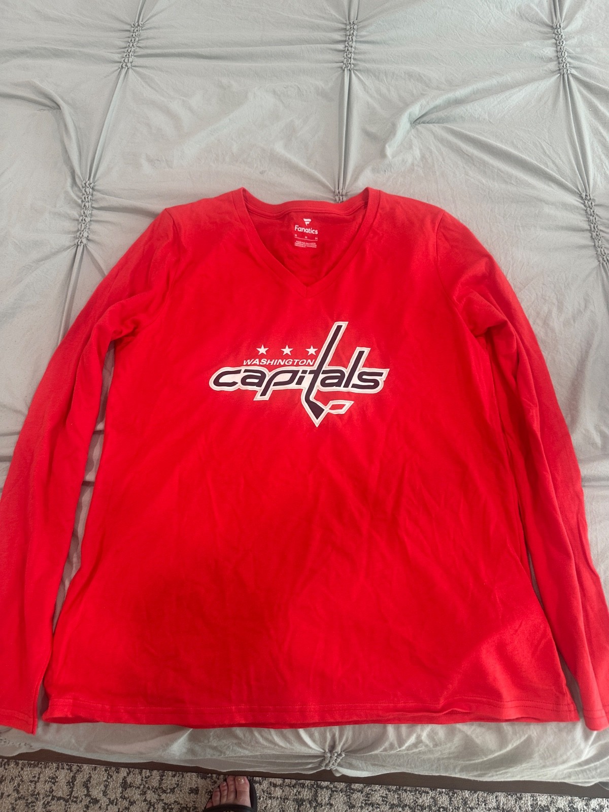 Women\'s Fanatics Washington Capitals Size Medium V-neck long sleeve tee