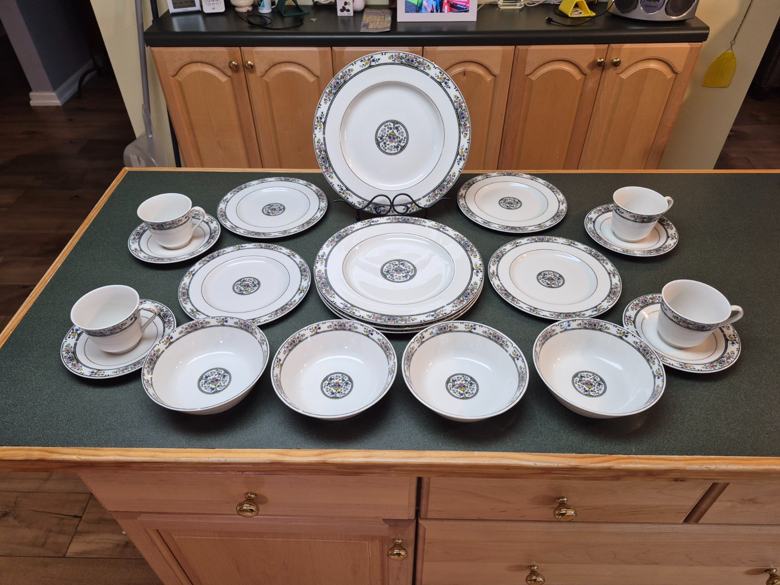 Royal Daulton Travistock discontinued vintage fine china pattern 20 PC SET EXC Royal Daulton Travistock discontinued vintage fine china pattern 20 PC SET EXC