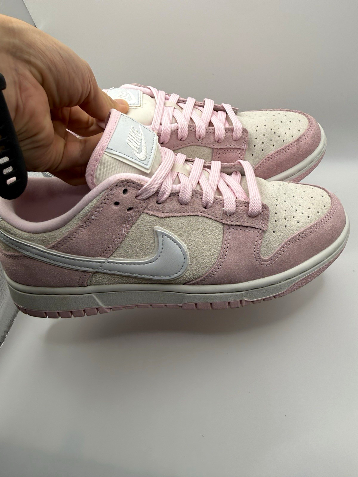 Nike Unisex womens Pink/White Suede Low Top Lace-Up Sneakers US 8 Nike Unisex womens Pink/White Suede Low Top Lace-Up Sneakers US 8