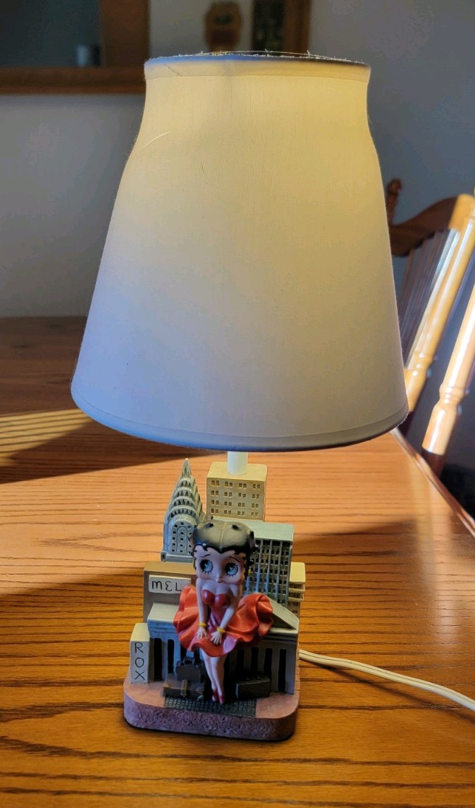 RARE Vintage Betty Boop  NEW YORK Cityscape  Table Lamp  Base with White Shade