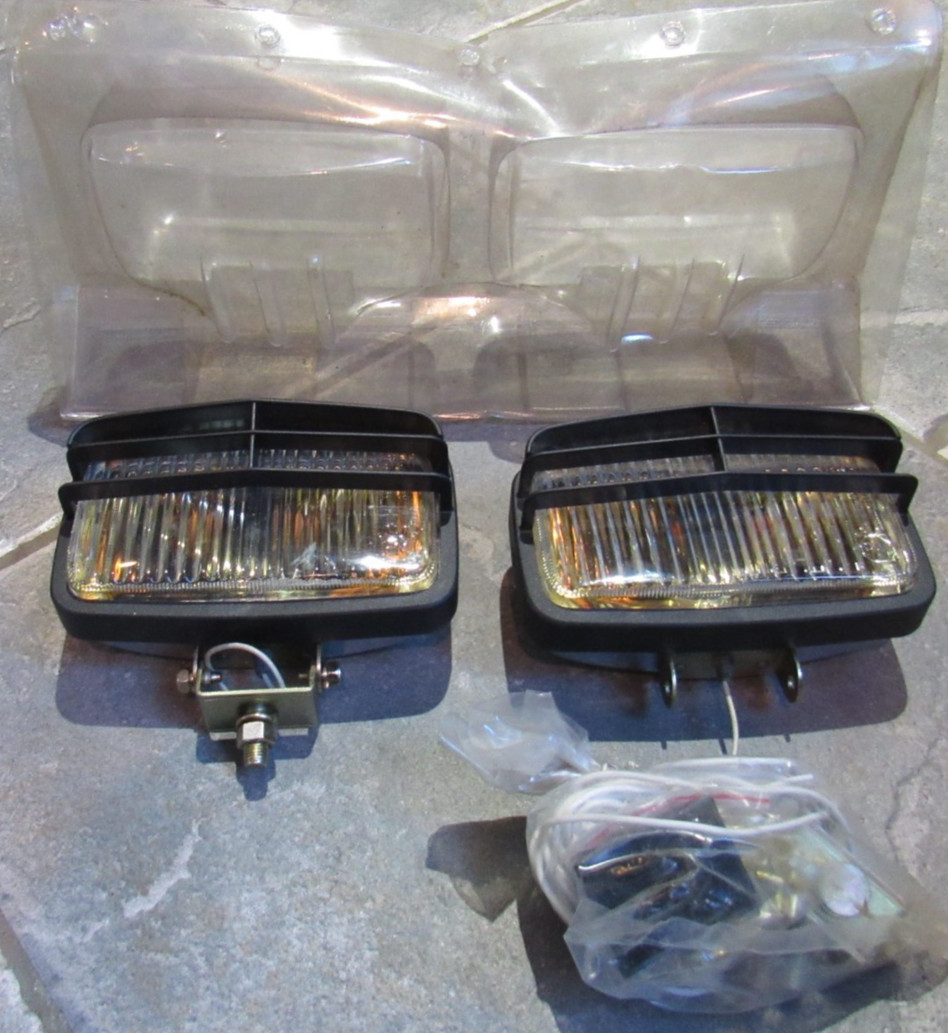 NEW Pair fog Lights SAE-Y-85 Chrome W/ Louvres Peterson MFG Co. Amber reflector NEW Pair fog Lights SAE-Y-85 Chrome W/ Louvres Peterson MFG Co. Amber reflector