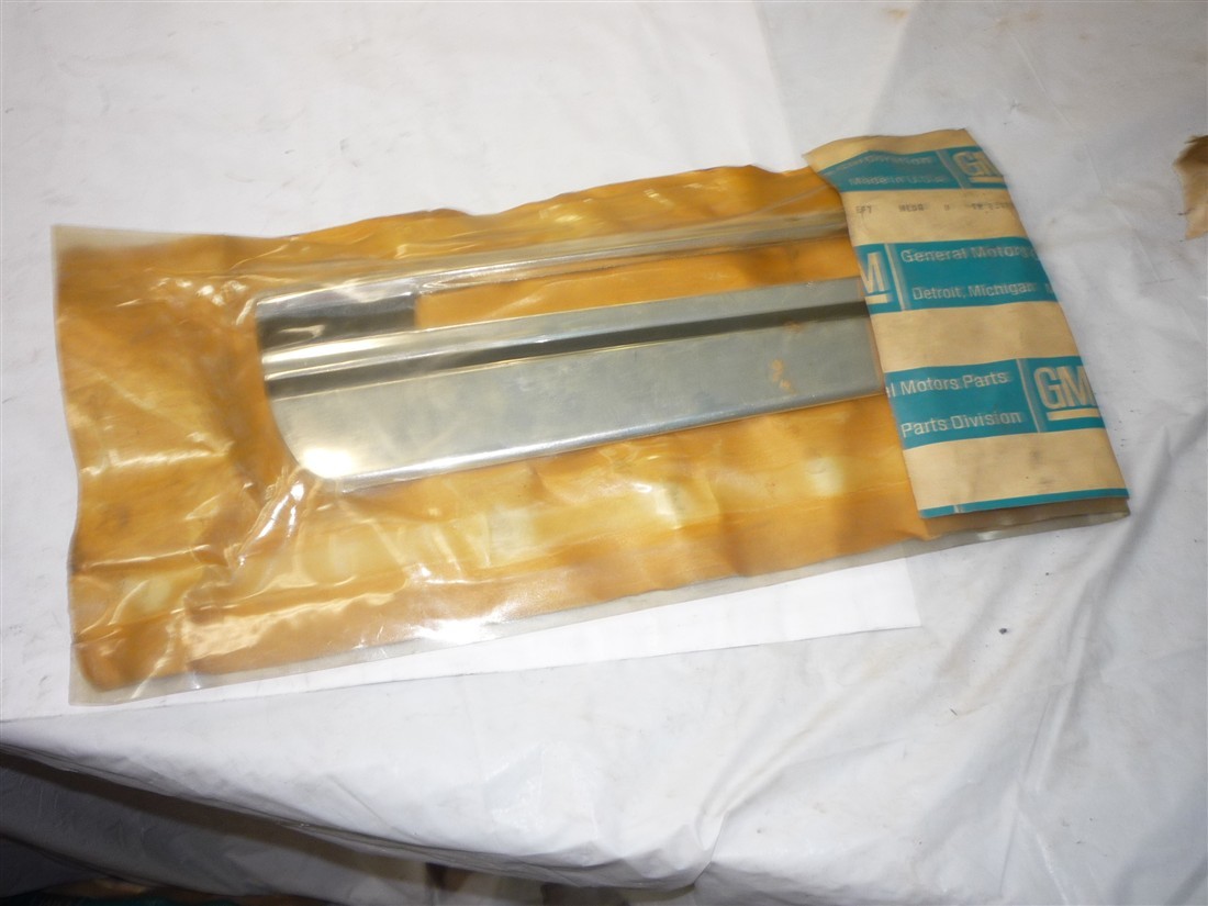 NOS 1970 - 72 Monte Carlo Front pass side Fender Lower Molding 3974292