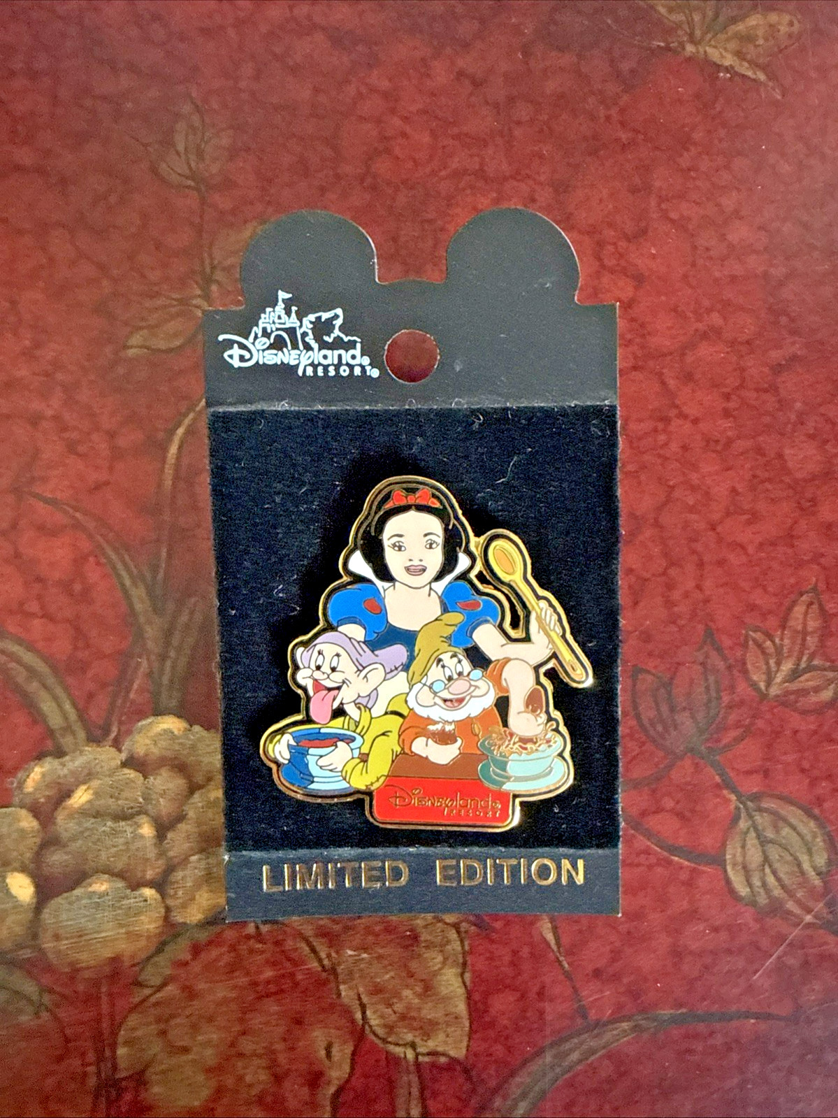 Disneyland Resort Snow White Dining Series Ltd Ed Pin Hidden Mickey Pinback New Disneyland Resort Snow White Dining Series Ltd Ed Pin Hidden Mickey Pinback New