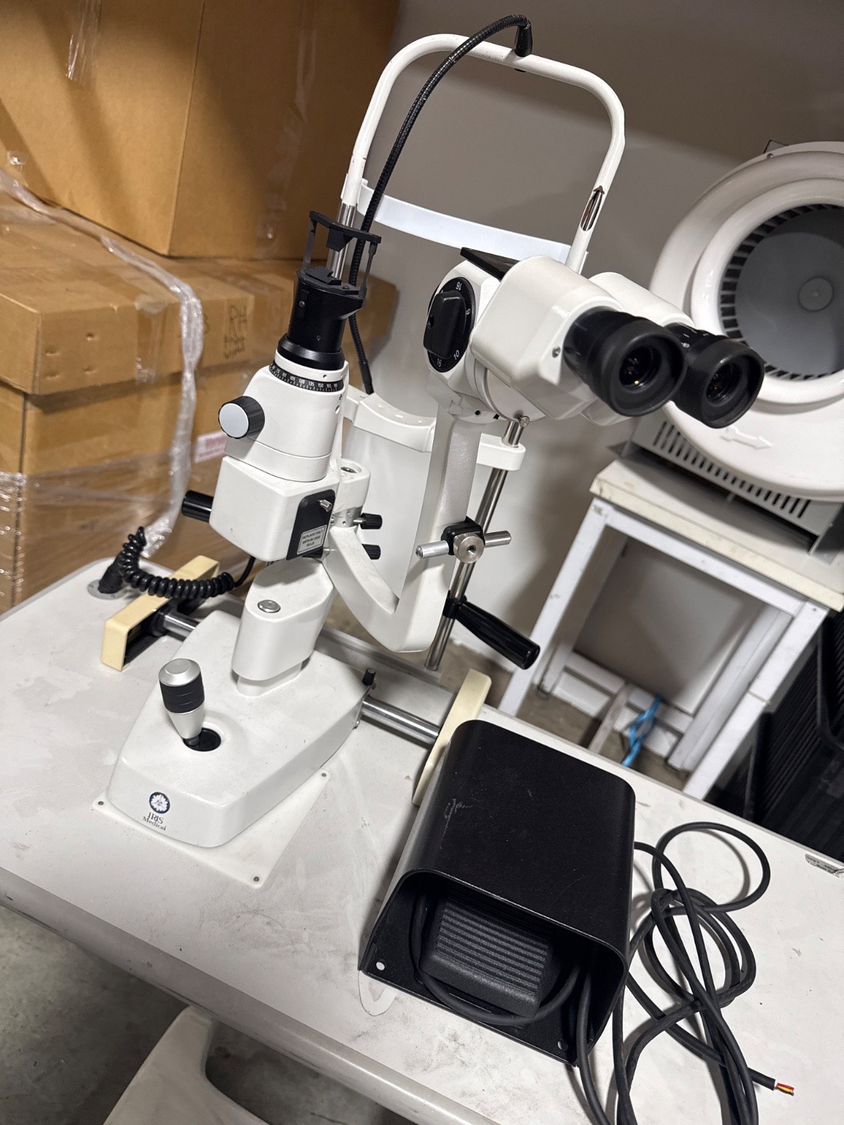 IRIDEX SL980/5 Ophthalmic Slit Lamp Motorized Table FOR PARTS NOT WORKING