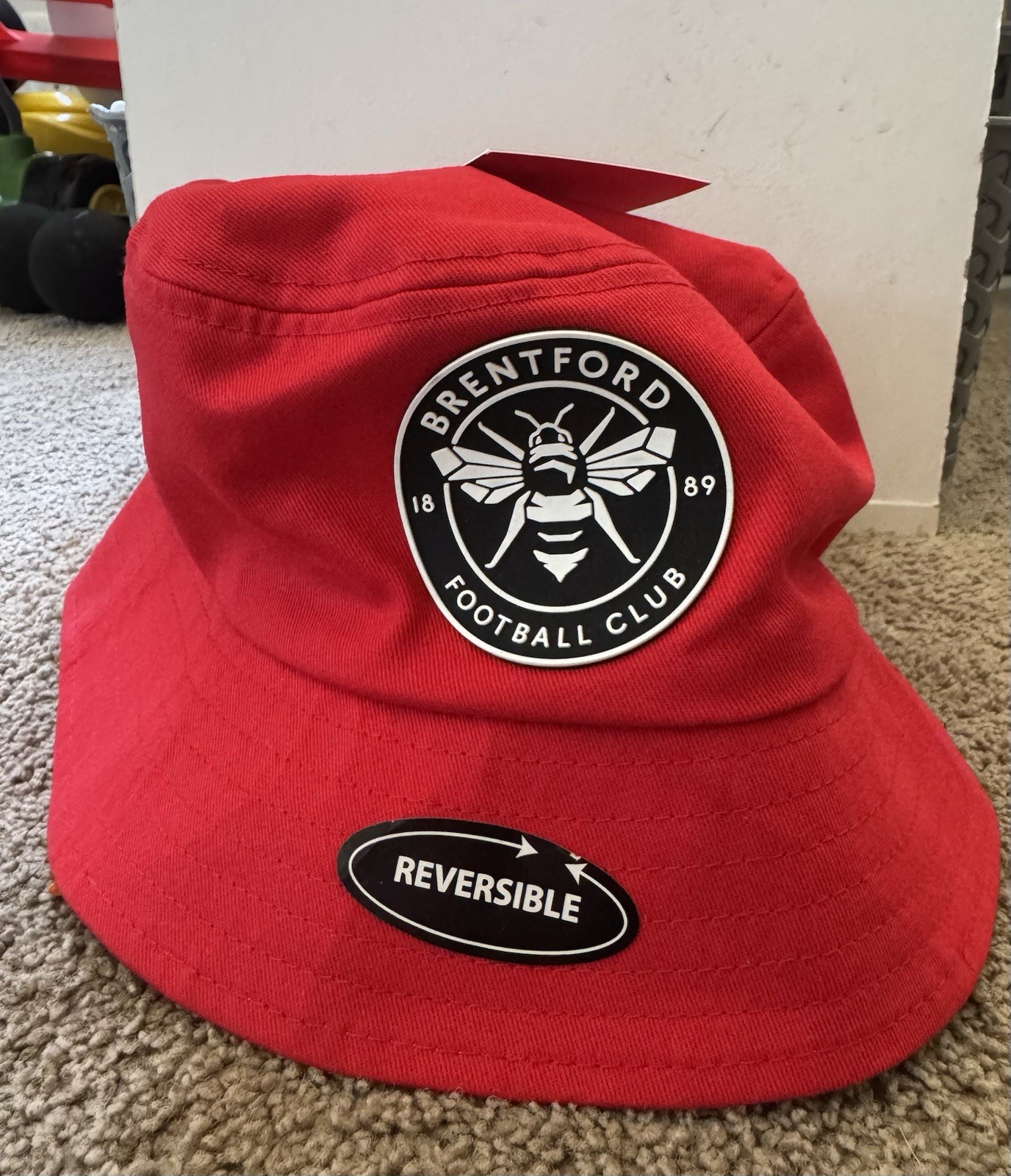 NWT Brentford FC Reversible Bucket Hat Youth Junior Red White Bees Premiership NWT Brentford FC Reversible Bucket Hat Youth Junior Red White Bees Premiership