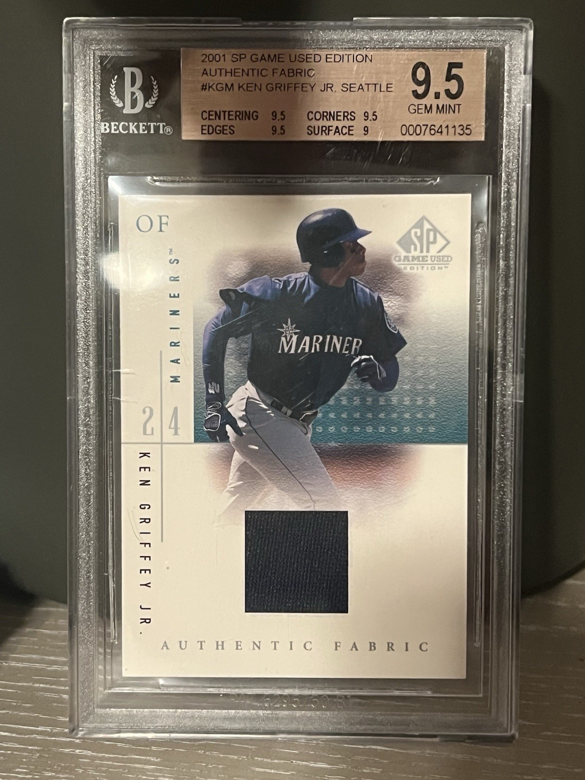 2001 SP Game Used Edition - Authentic Fabric Ken Griffey Jr (MEM) Beckett 9.5 2001 SP Game Used Edition - Authentic Fabric Ken Griffey Jr (MEM) Beckett 9.5