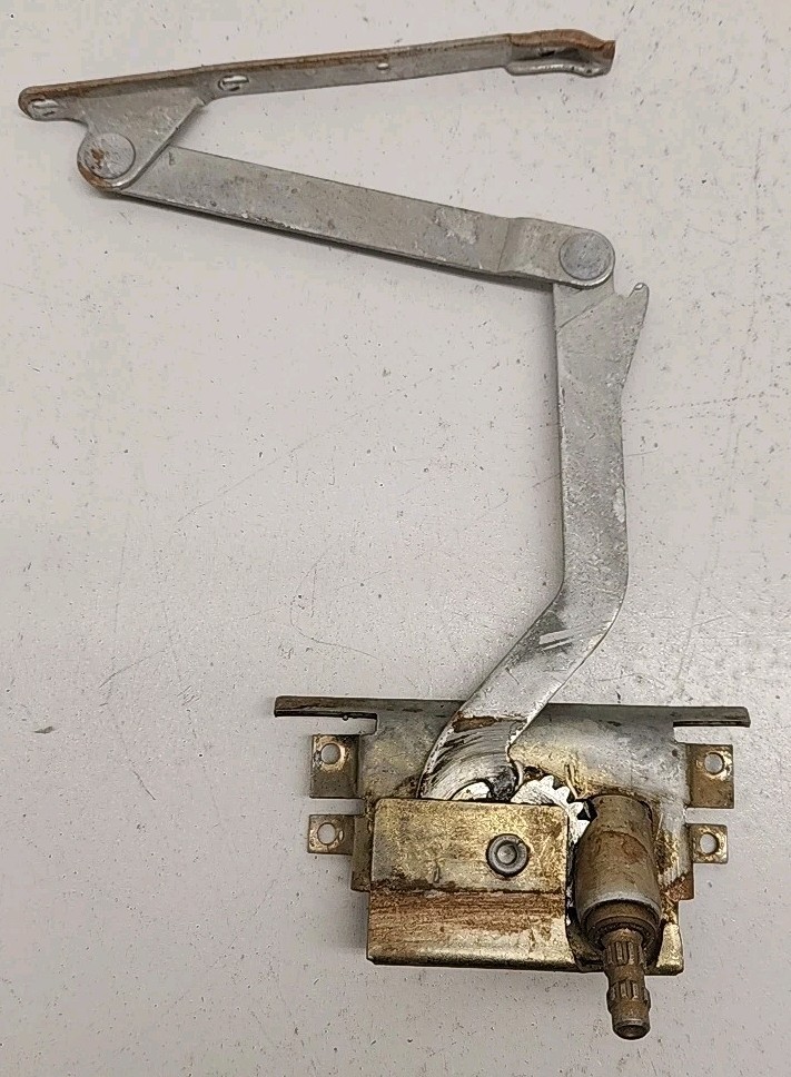 Pella Casement Roto Gear Operator 67-93 Right Hand Used In Working Condition Pella Casement Roto Gear Operator 67-93 Right Hand Used In Working Condition