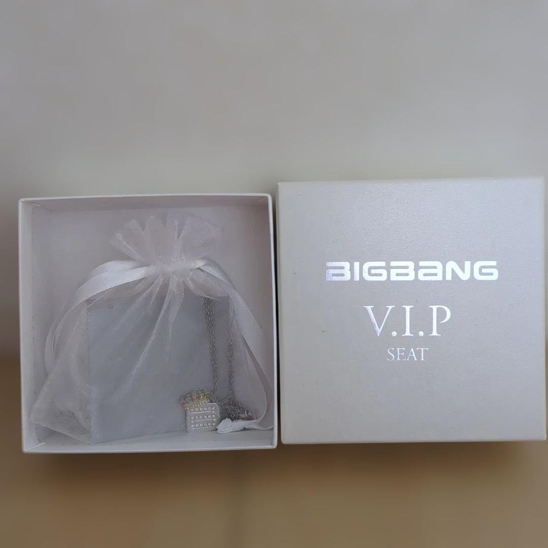 BIGBANG VIP Seat Swarovski Necklace with Box and Pouch Collectible 15+ BIGBANG VIP Seat Swarovski Necklace with Box and Pouch Collectible 15+