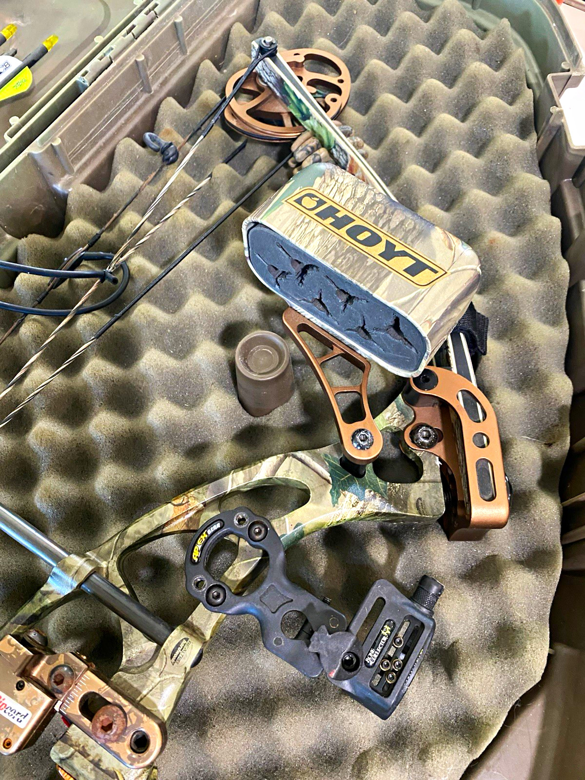 Hoyt Camo/Brown Compound Bow Adult w/ Hard Case, Arrows & Accessories