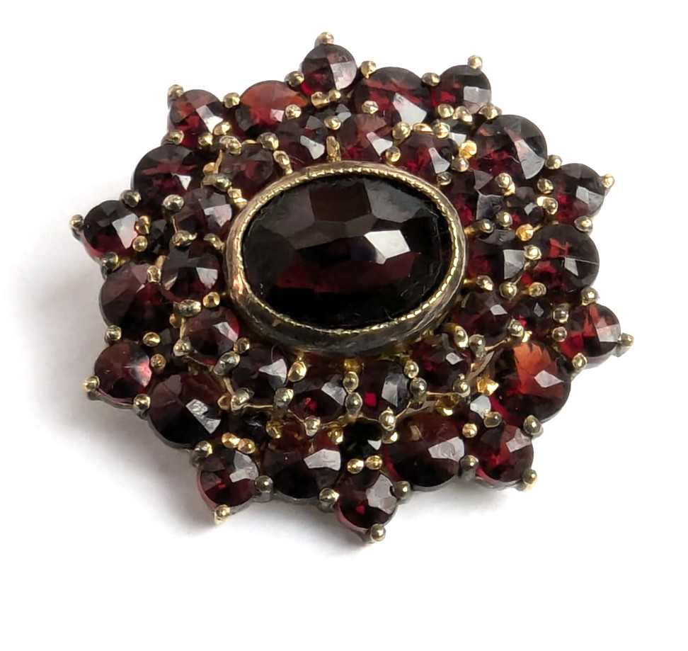 Gorgeous Antique Late Victorian Bohemian Garnet Small Pin Brooch Excellent 1\ Gorgeous Antique Late Victorian Bohemian Garnet Small Pin Brooch Excellent 1\