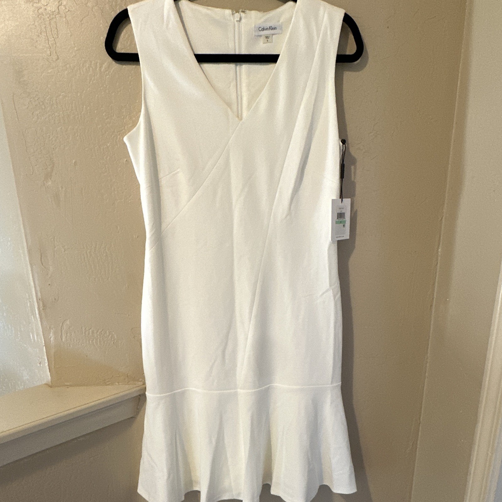 Calvin Klein Women\'s White dress size 8 Sleeveless Give shape to the body