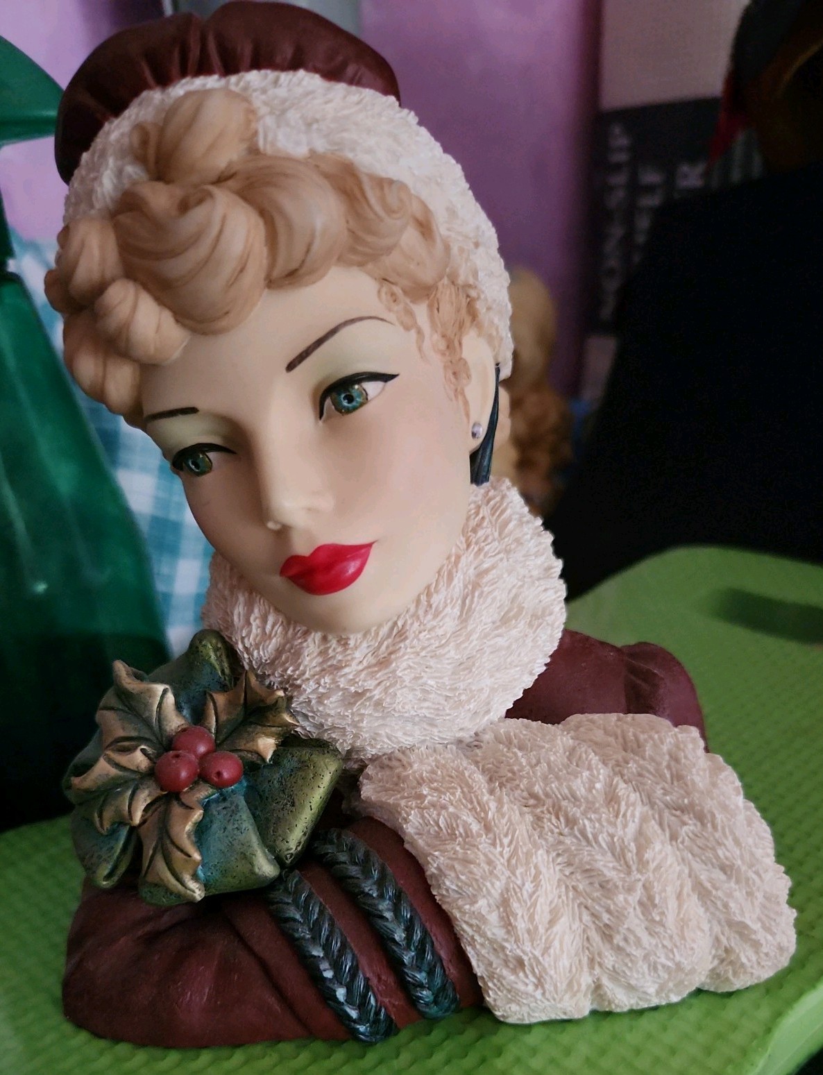 Vintage 2002 Edition Cameo Girls 1875 Lady Vases Blythe Winter Beauty LV-050