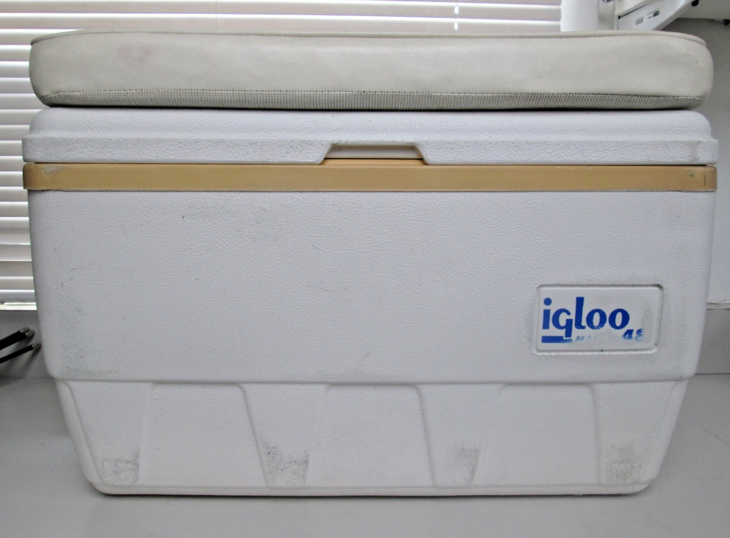 RARE VINTAGE IGLOO 48QT MARINE SERIES  COOLER WITH CUSHIONED TOP LID