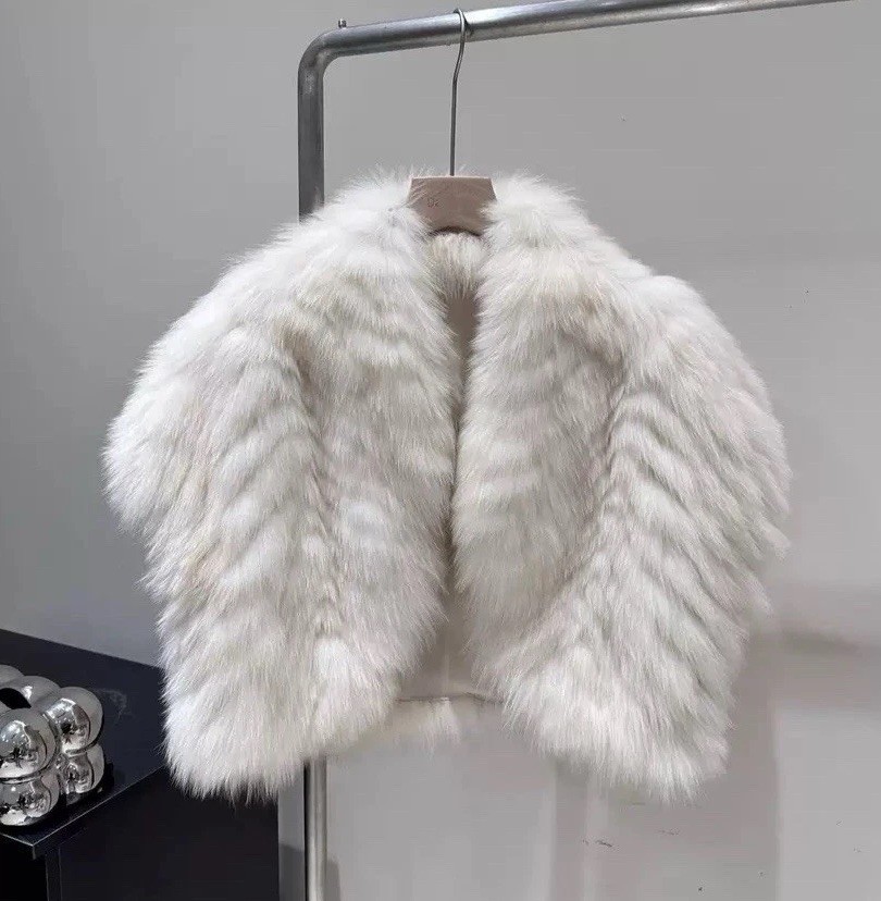SAGA Furs Ivory White Soft Luxurious REAL FOX fur Short Sleeve Jacket Size S SAGA Furs Ivory White Soft Luxurious REAL FOX fur Short Sleeve Jacket Size S