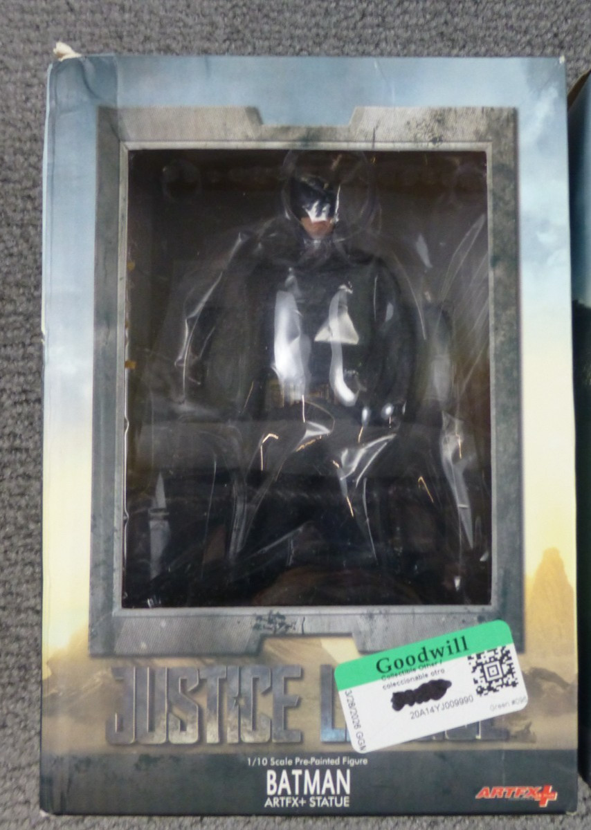 Justice League Movie Batman ARTFX+ Kotobukiya 1/10 Scale Statue (Damaged Box) Justice League Movie Batman ARTFX+ Kotobukiya 1/10 Scale Statue (Damaged Box)