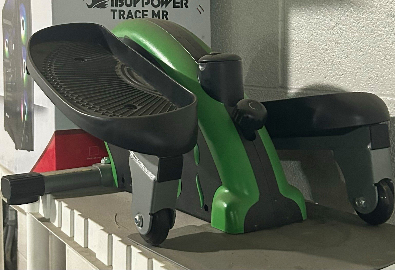 Sunny Health & Fitness SF-E902 Manual Magnetic Elliptical LCD 220lb Green Sunny Health & Fitness SF-E902 Manual Magnetic Elliptical LCD 220lb Green