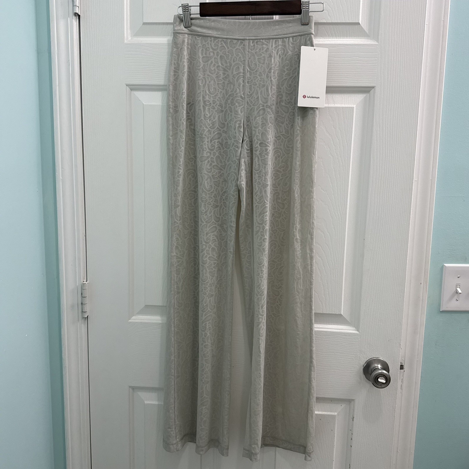 NEW Lululemon Women\'s 4 Paisley Lace Jacquard High-Rise Flared Pant Dove Gray NEW Lululemon Women\'s 4 Paisley Lace Jacquard High-Rise Flared Pant Dove Gray