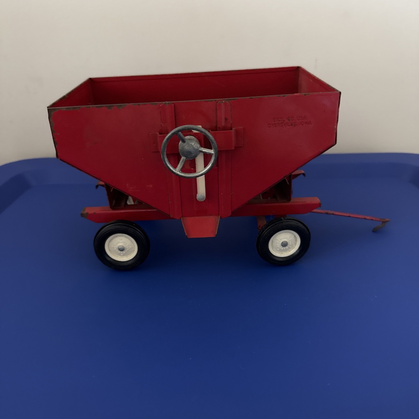 Vintage Ertl International Gravity Feed Wagon, Metal 1/16 USA Vintage Ertl International Gravity Feed Wagon, Metal 1/16 USA